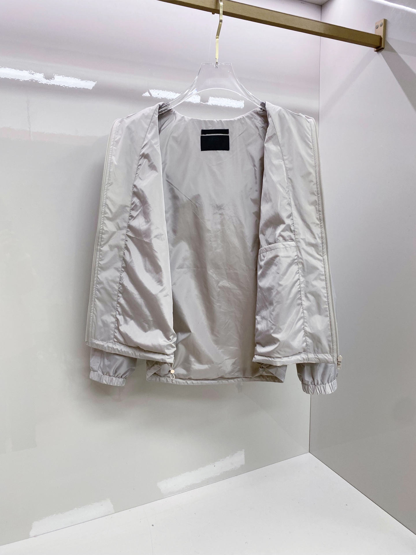 Prada 普拉达 2026ss春季新款连帽夹克外套全高端版本！高定专柜面料辅料，透气舒适度高，细节无可