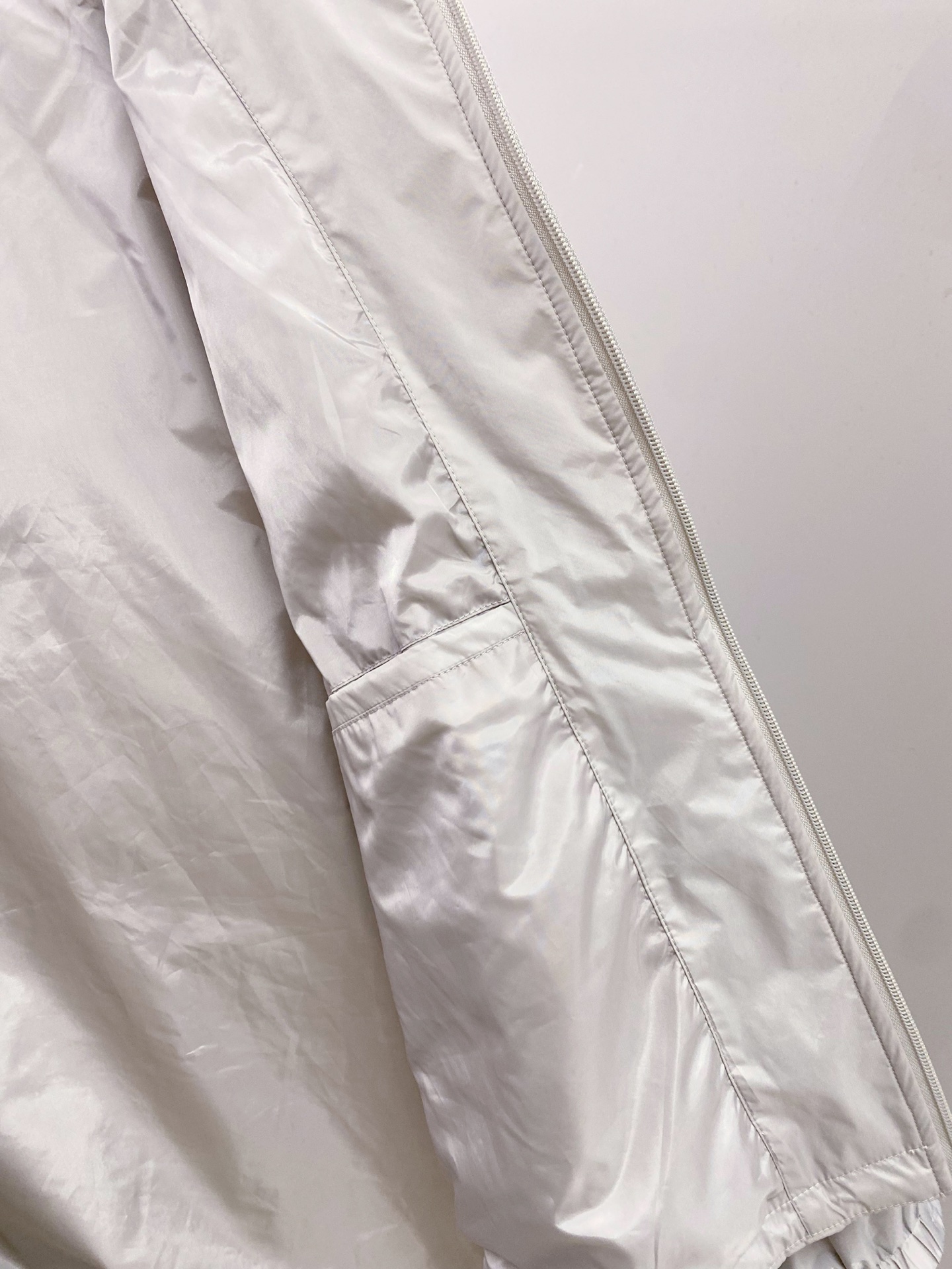 Prada 普拉达 2026ss春季新款连帽夹克外套全高端版本！高定专柜面料辅料，透气舒适度高，细节无可