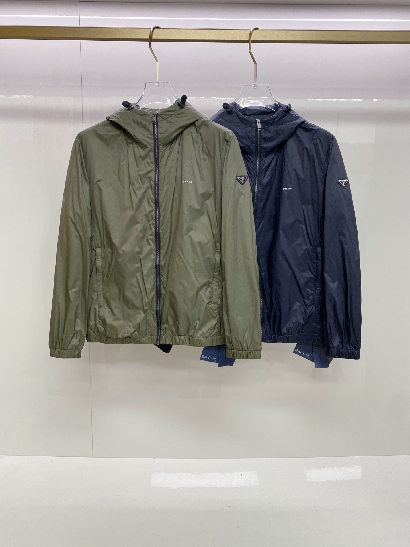 Prada 普拉达 2026ss春季新款连帽夹克外套全高端版本！高定专柜面料辅料，透气舒适度高，细节无可