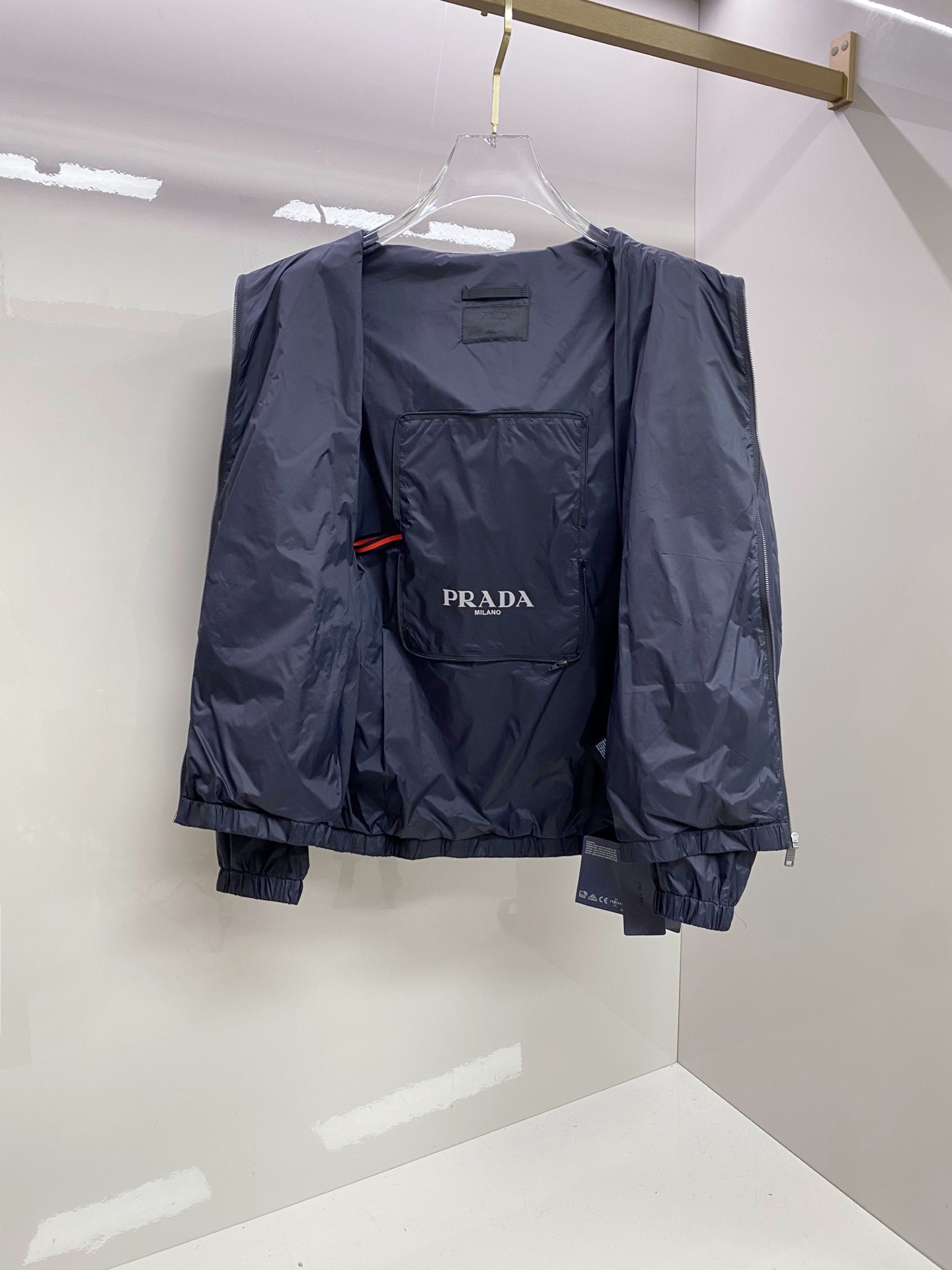 Prada 普拉达 2026ss春季新款连帽夹克外套全高端版本！高定专柜面料辅料，透气舒适度高，细节无可