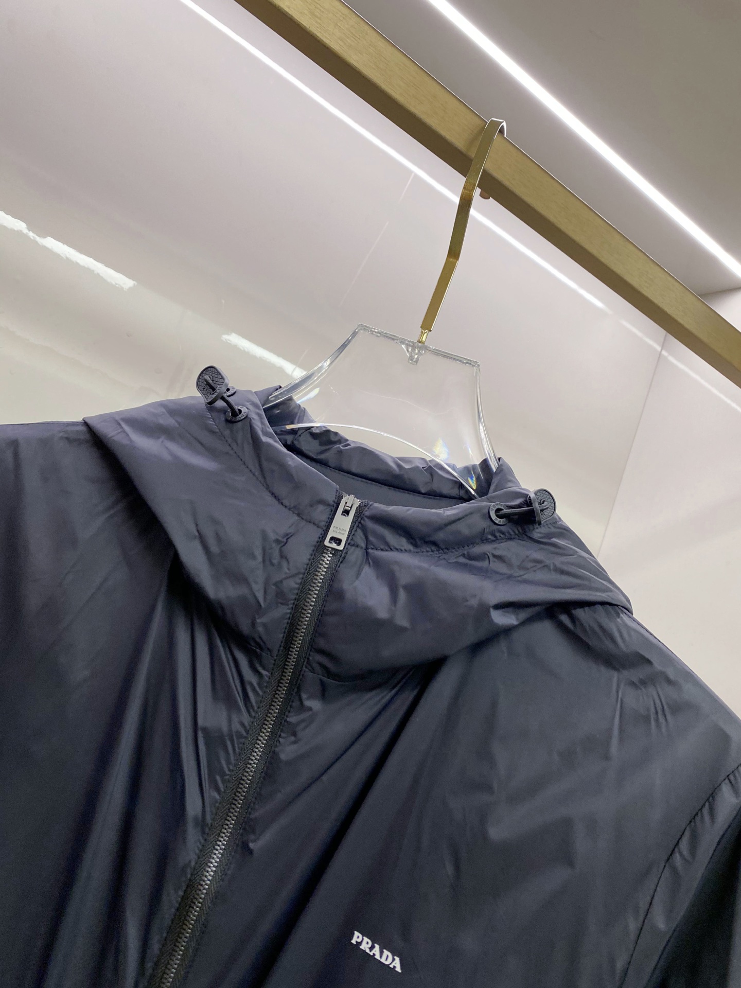 Prada 普拉达 2026ss春季新款连帽夹克外套全高端版本！高定专柜面料辅料，透气舒适度高，细节无可