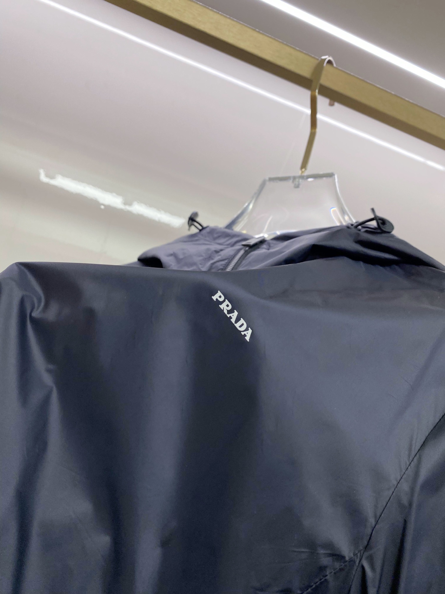 Prada 普拉达 2026ss春季新款连帽夹克外套全高端版本！高定专柜面料辅料，透气舒适度高，细节无可