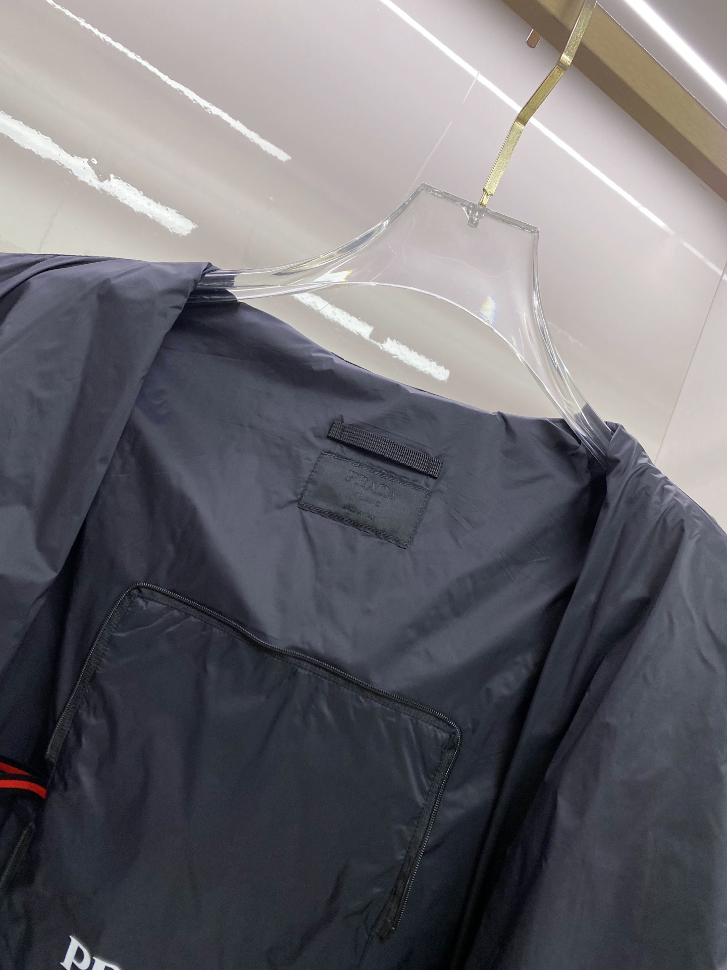 Prada 普拉达 2026ss春季新款连帽夹克外套全高端版本！高定专柜面料辅料，透气舒适度高，细节无可