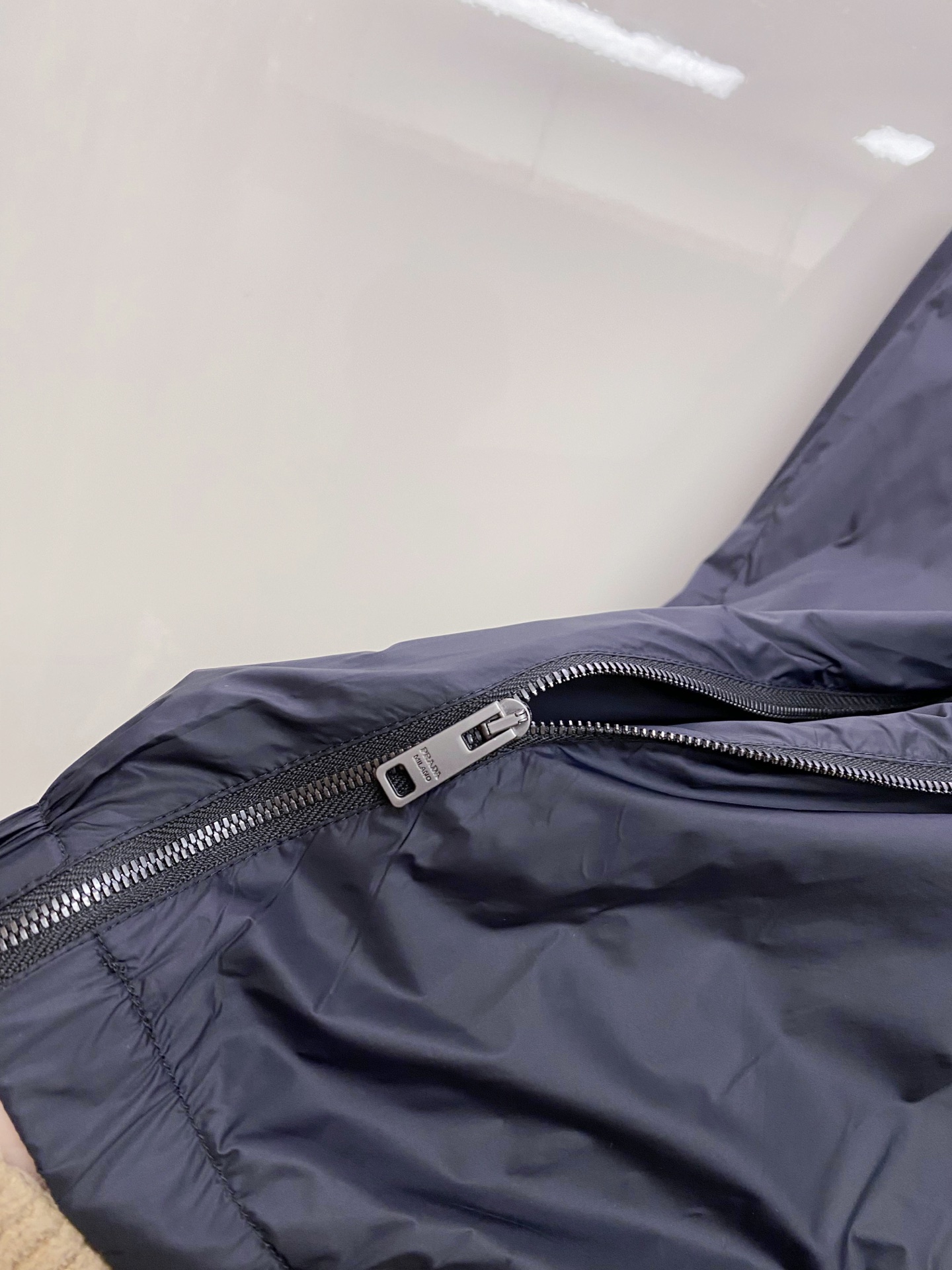 Prada 普拉达 2026ss春季新款连帽夹克外套全高端版本！高定专柜面料辅料，透气舒适度高，细节无可