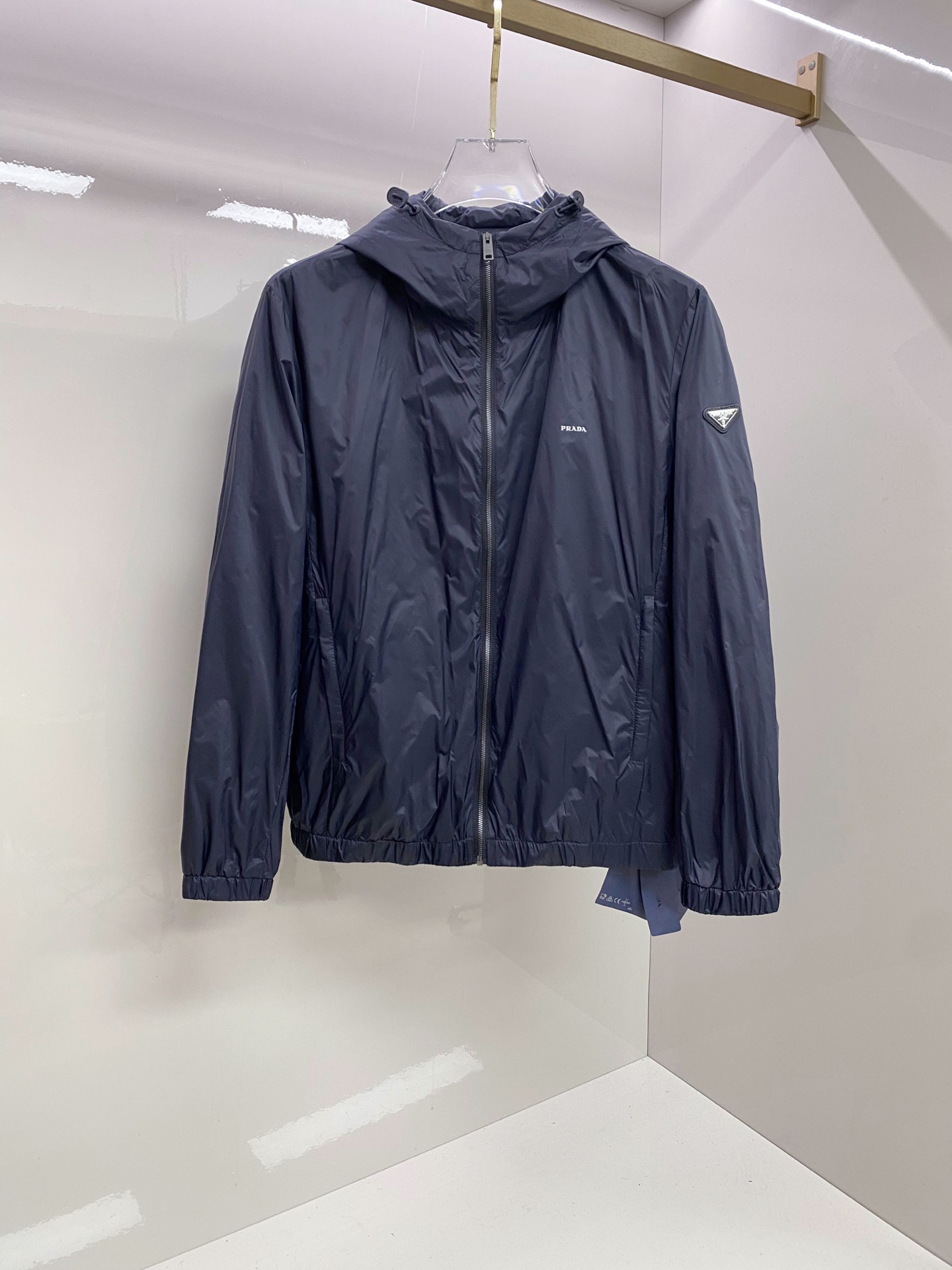 Prada 普拉达 2026ss春季新款连帽夹克外套全高端版本！高定专柜面料辅料，透气舒适度高，细节无可