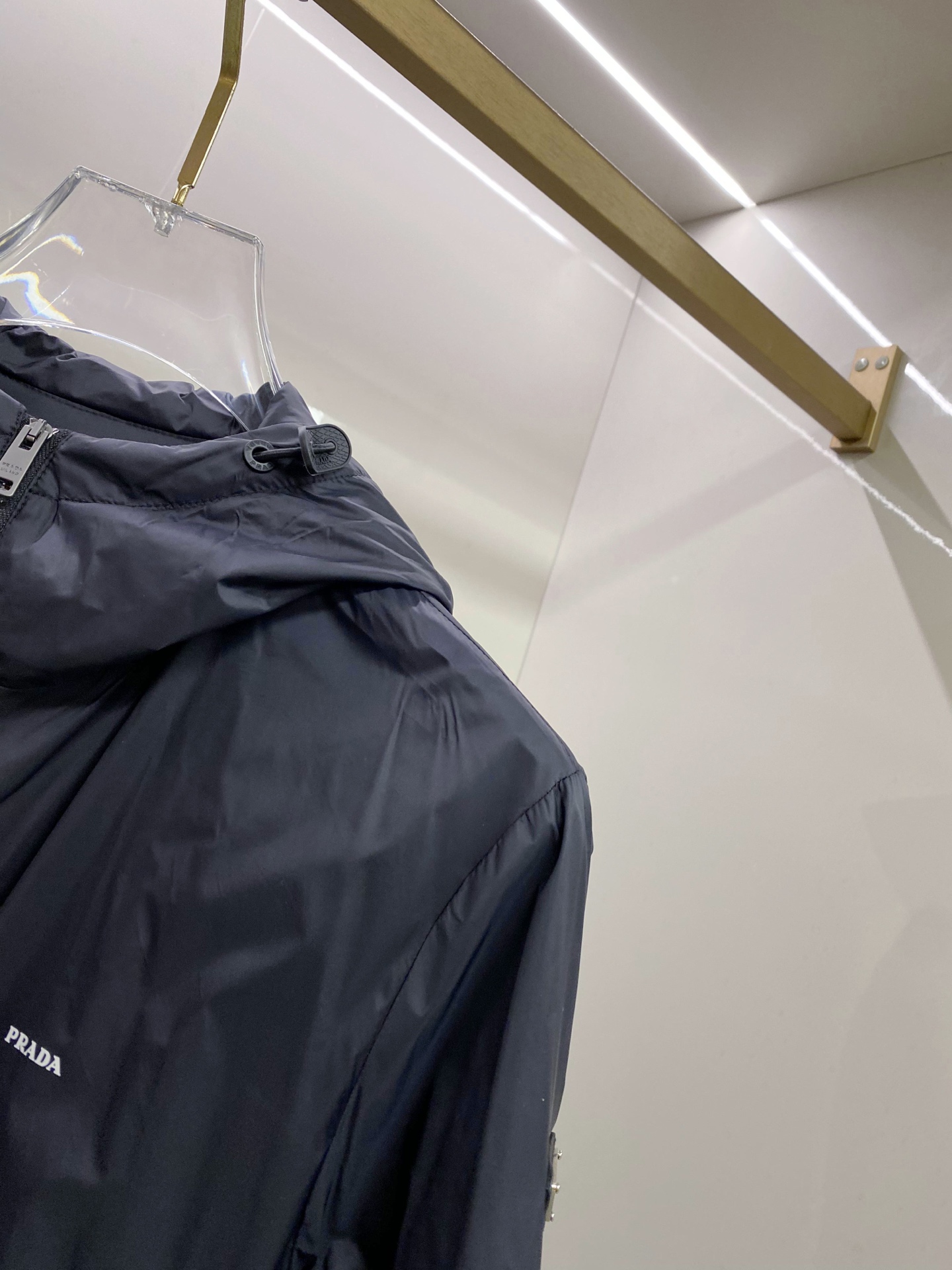 Prada 普拉达 2026ss春季新款连帽夹克外套全高端版本！高定专柜面料辅料，透气舒适度高，细节无可