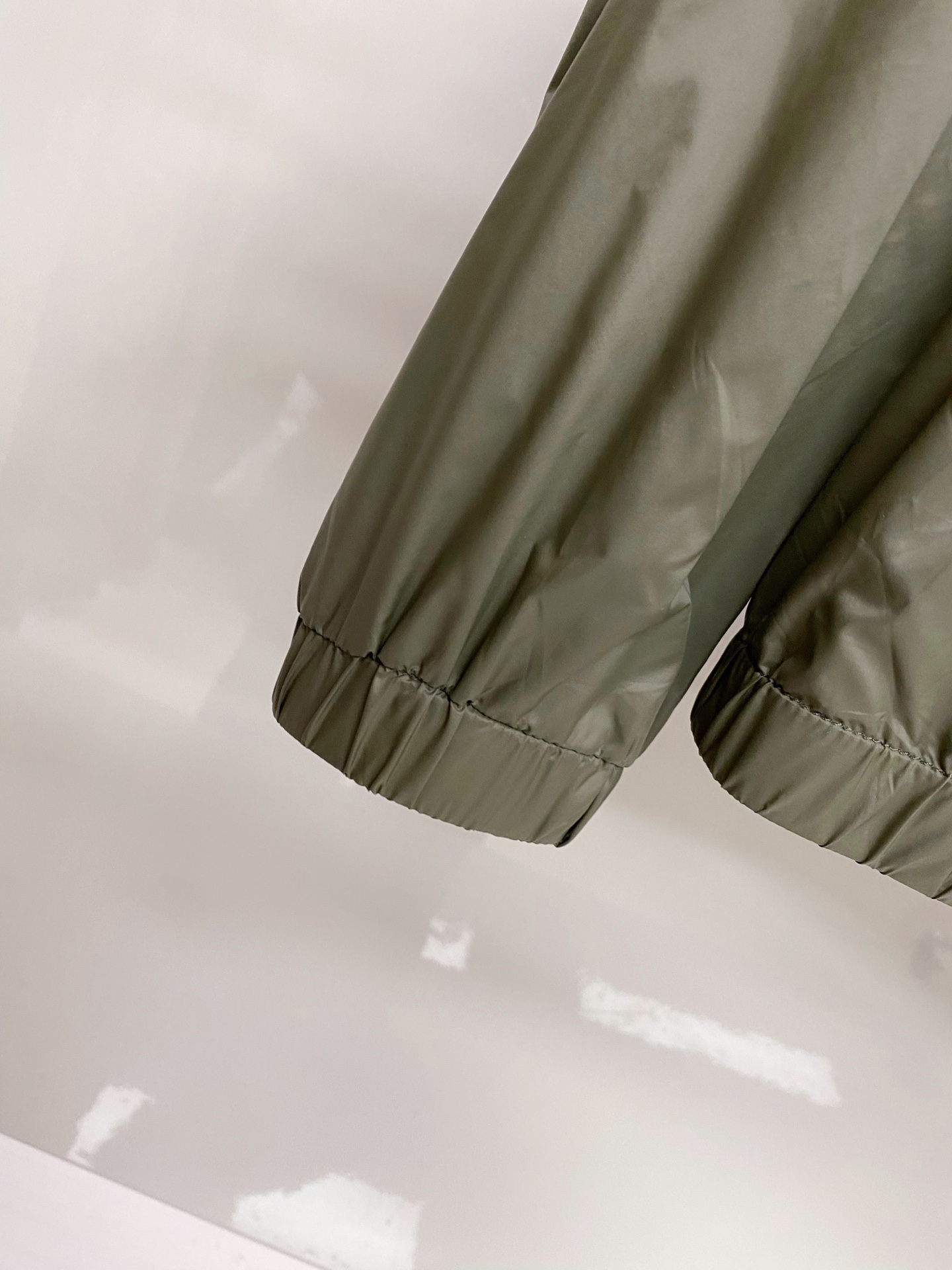 Prada 普拉达 2026ss春季新款连帽夹克外套全高端版本！高定专柜面料辅料，透气舒适度高，细节无可