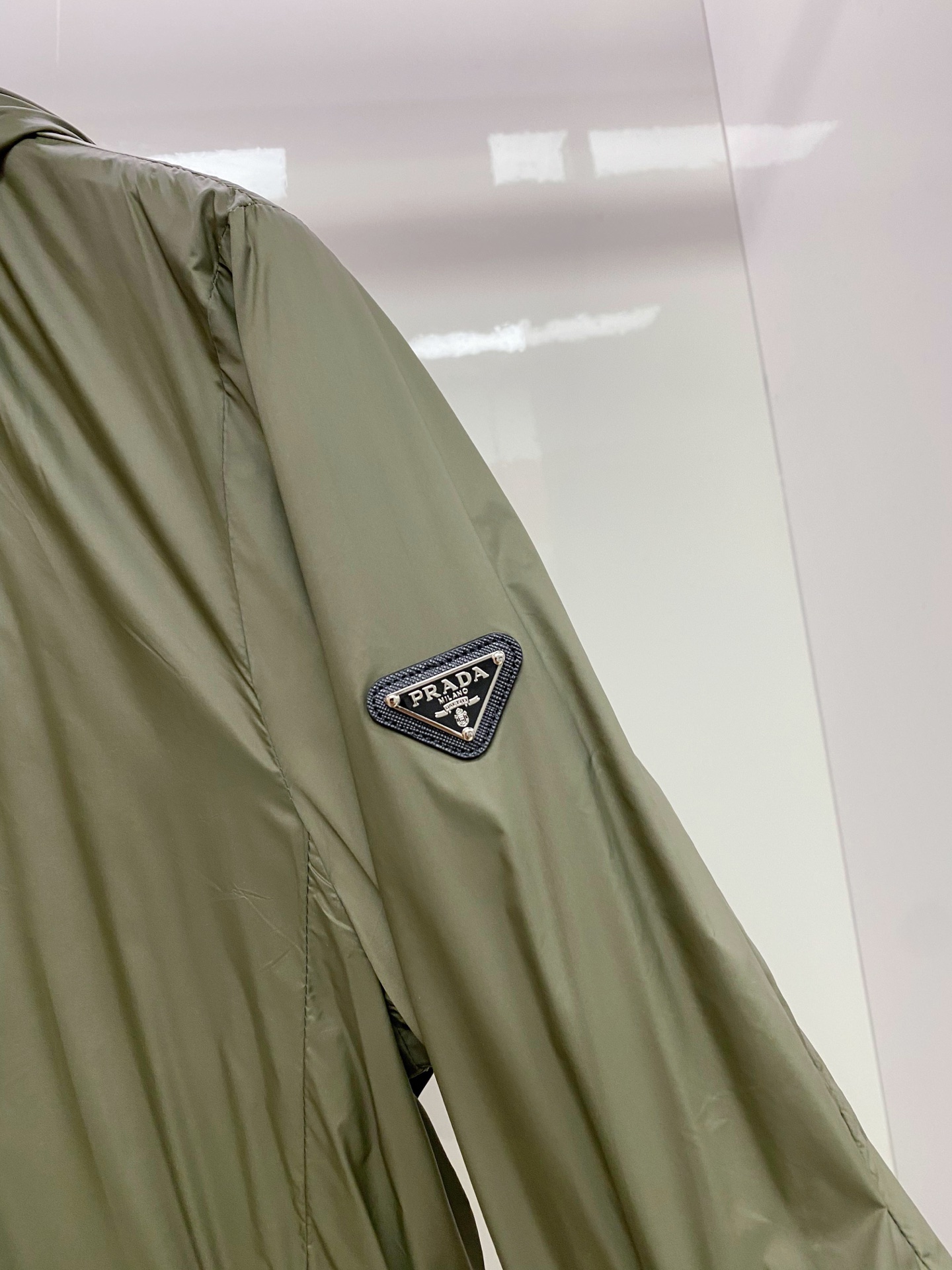 Prada 普拉达 2026ss春季新款连帽夹克外套全高端版本！高定专柜面料辅料，透气舒适度高，细节无可