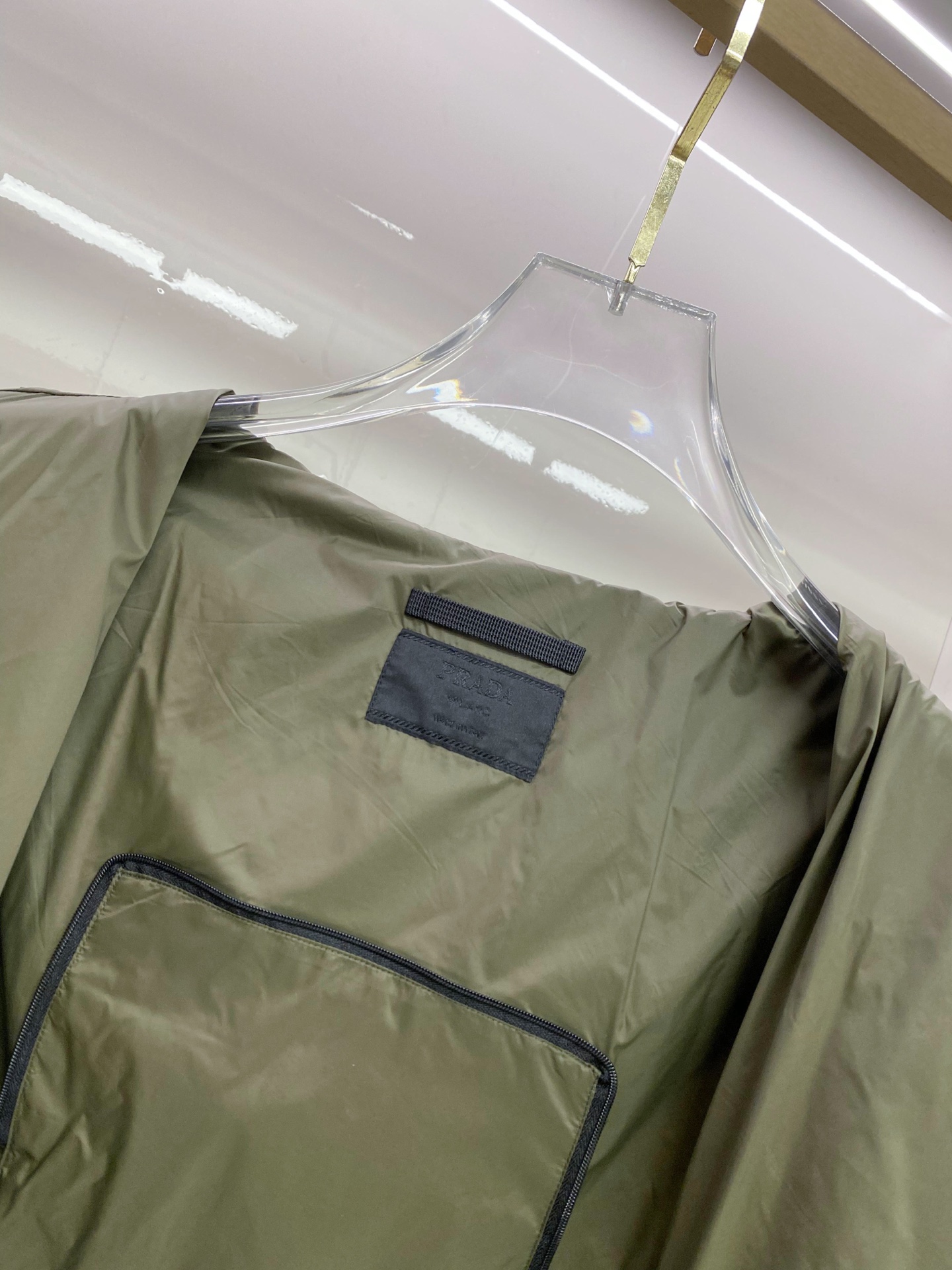 Prada 普拉达 2026ss春季新款连帽夹克外套全高端版本！高定专柜面料辅料，透气舒适度高，细节无可