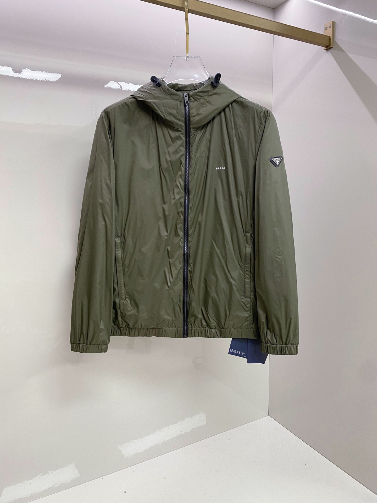 Prada 普拉达 2026ss春季新款连帽夹克外套全高端版本！高定专柜面料辅料，透气舒适度高，细节无可