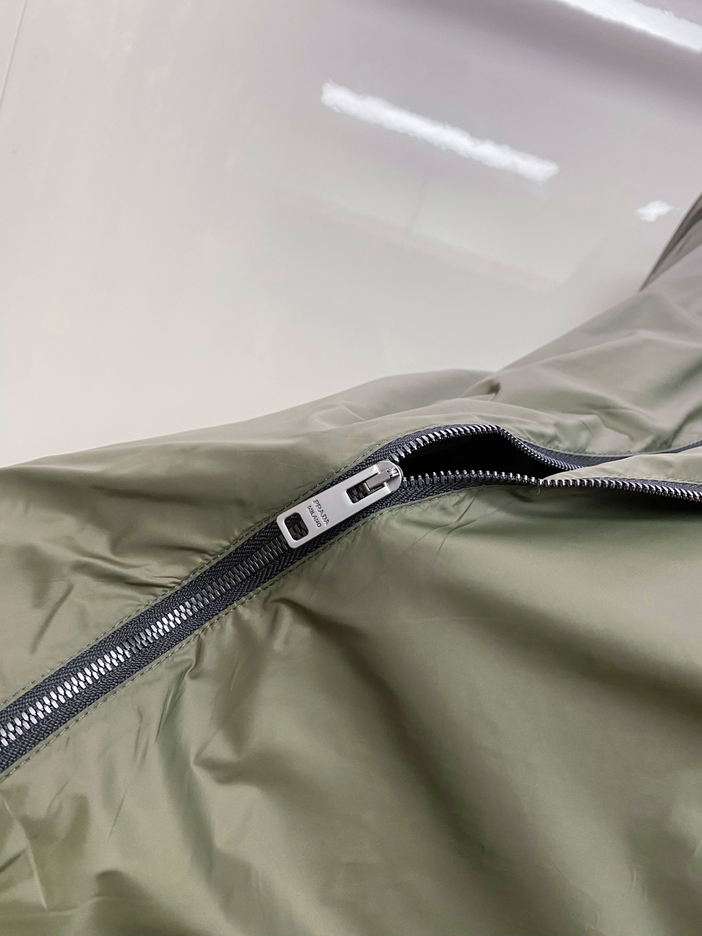 Prada 普拉达 2026ss春季新款连帽夹克外套全高端版本！高定专柜面料辅料，透气舒适度高，细节无可