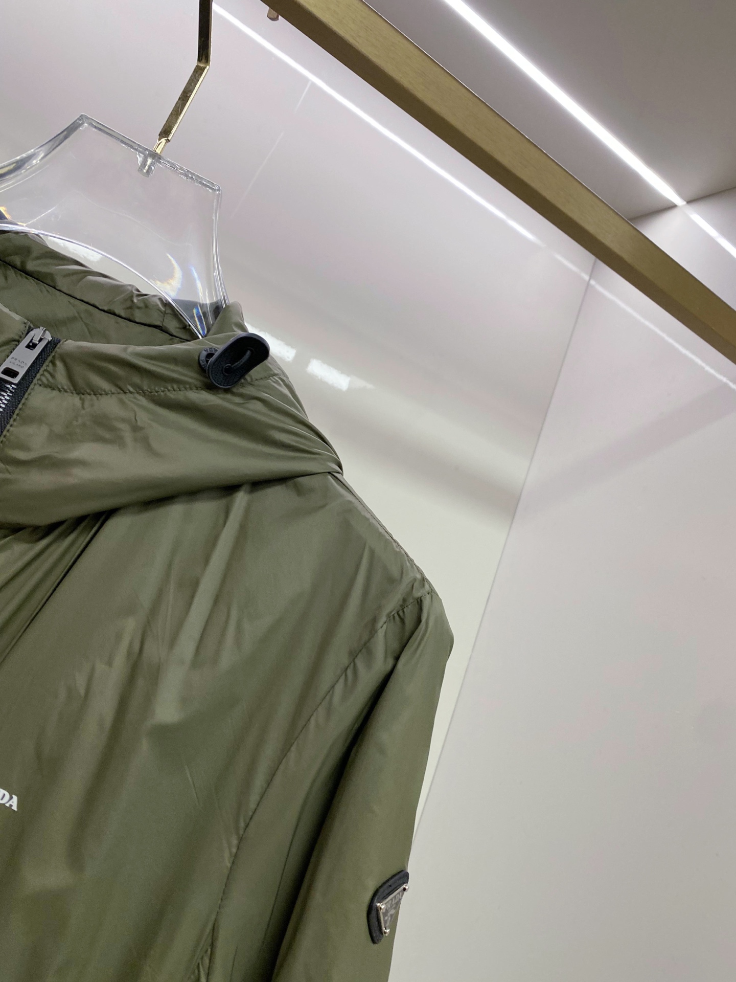 Prada 普拉达 2026ss春季新款连帽夹克外套全高端版本！高定专柜面料辅料，透气舒适度高，细节无可