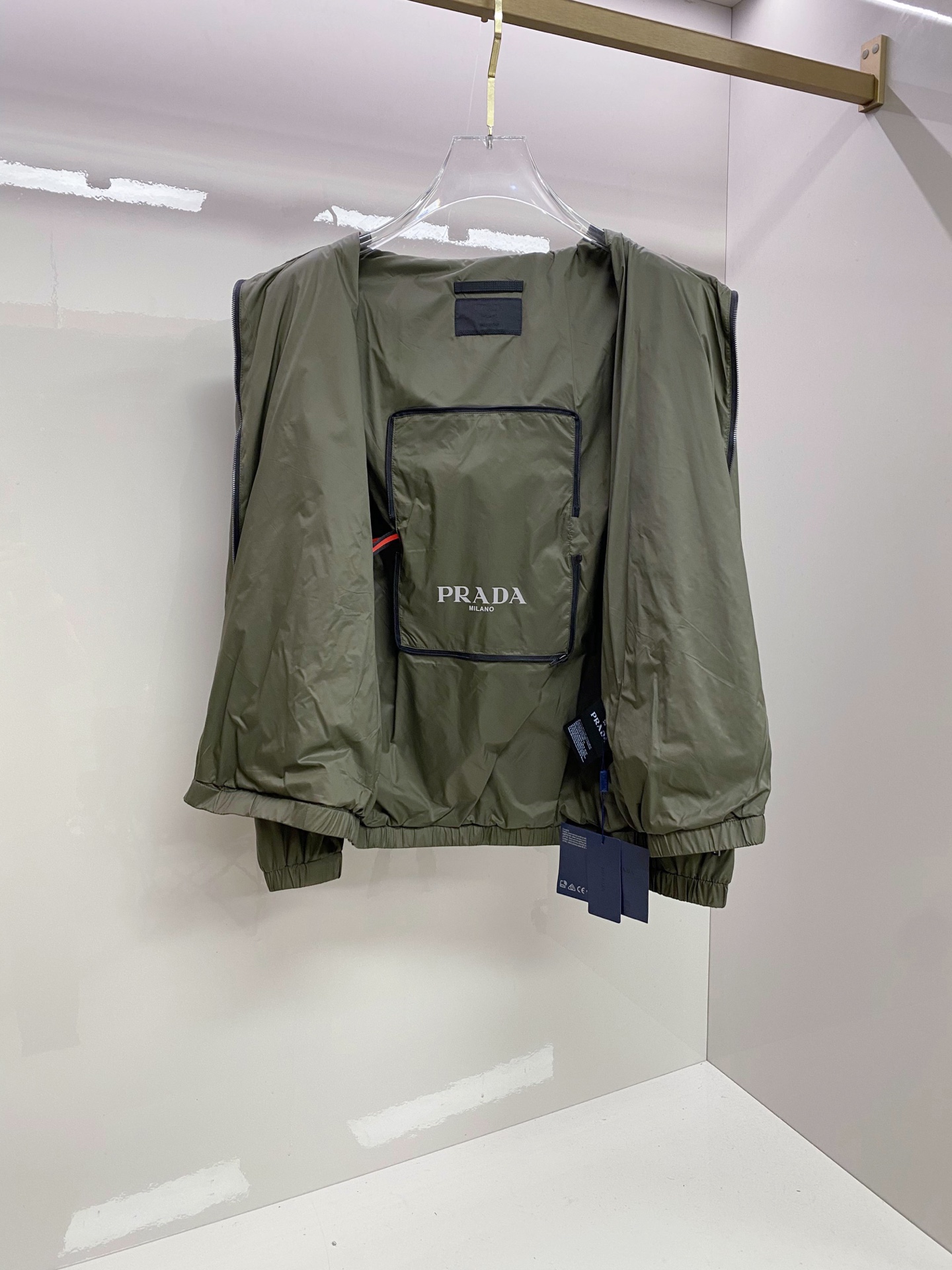 Prada 普拉达 2026ss春季新款连帽夹克外套全高端版本！高定专柜面料辅料，透气舒适度高，细节无可