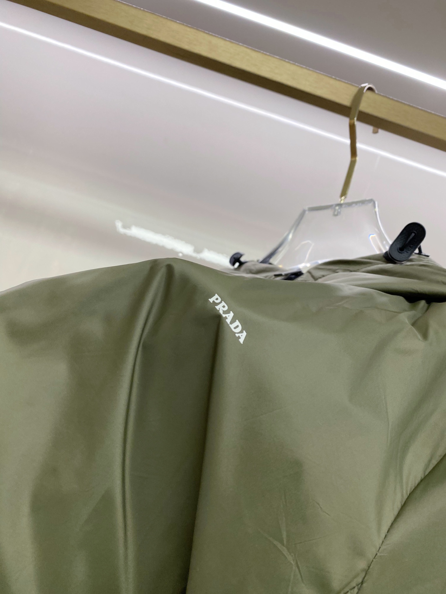 Prada 普拉达 2026ss春季新款连帽夹克外套全高端版本！高定专柜面料辅料，透气舒适度高，细节无可