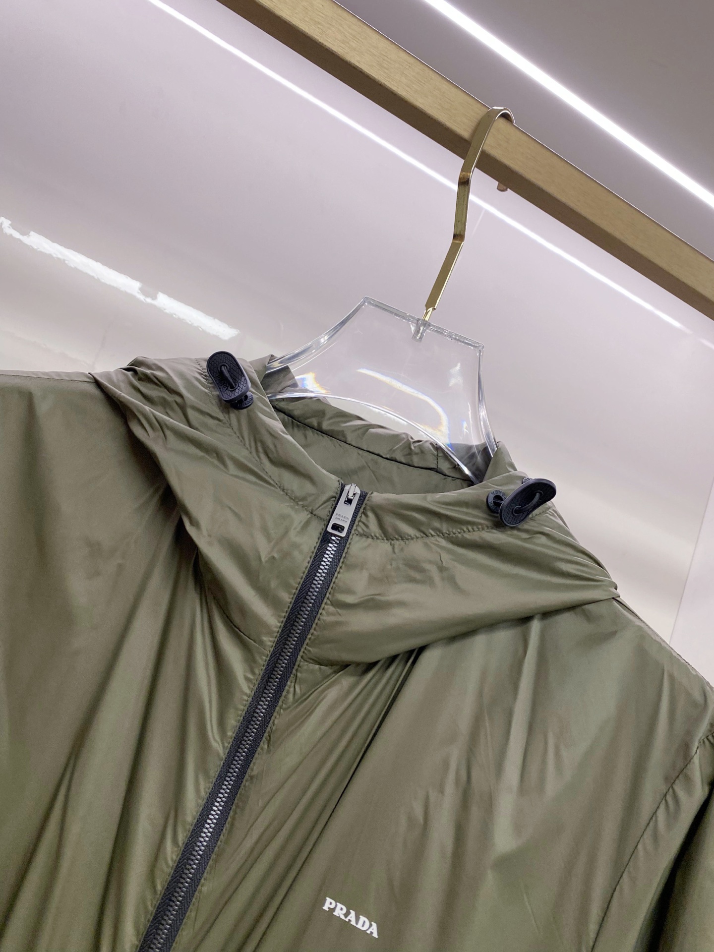 Prada 普拉达 2026ss春季新款连帽夹克外套全高端版本！高定专柜面料辅料，透气舒适度高，细节无可