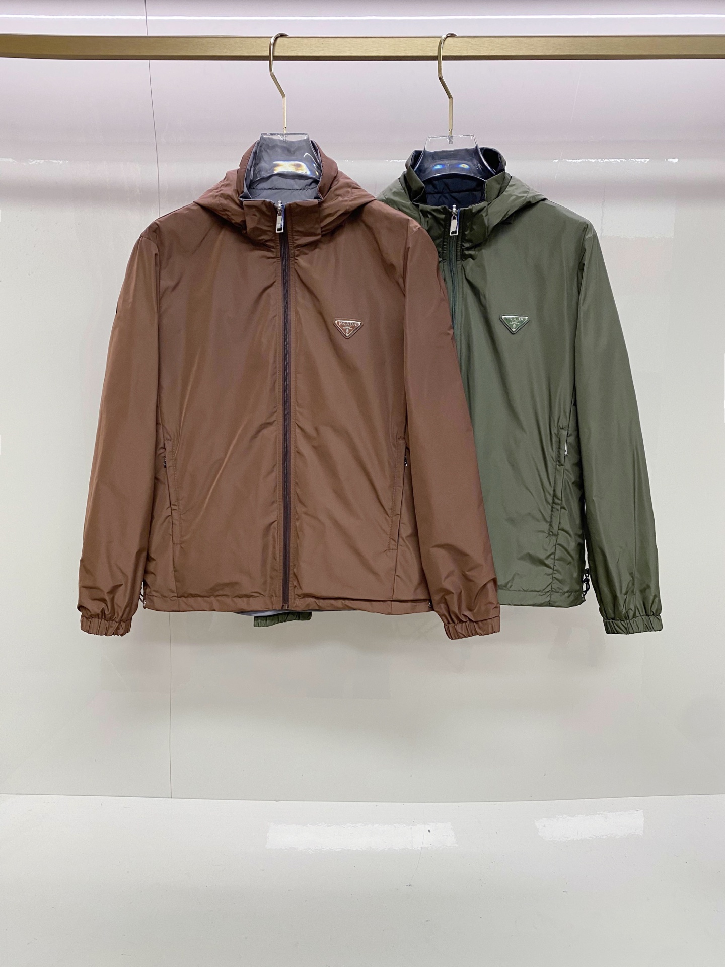 Prada 普拉达 2026ss春季新款连帽夹克外套全高端版本！高定专柜面料辅料，透气舒适度高，细节无可