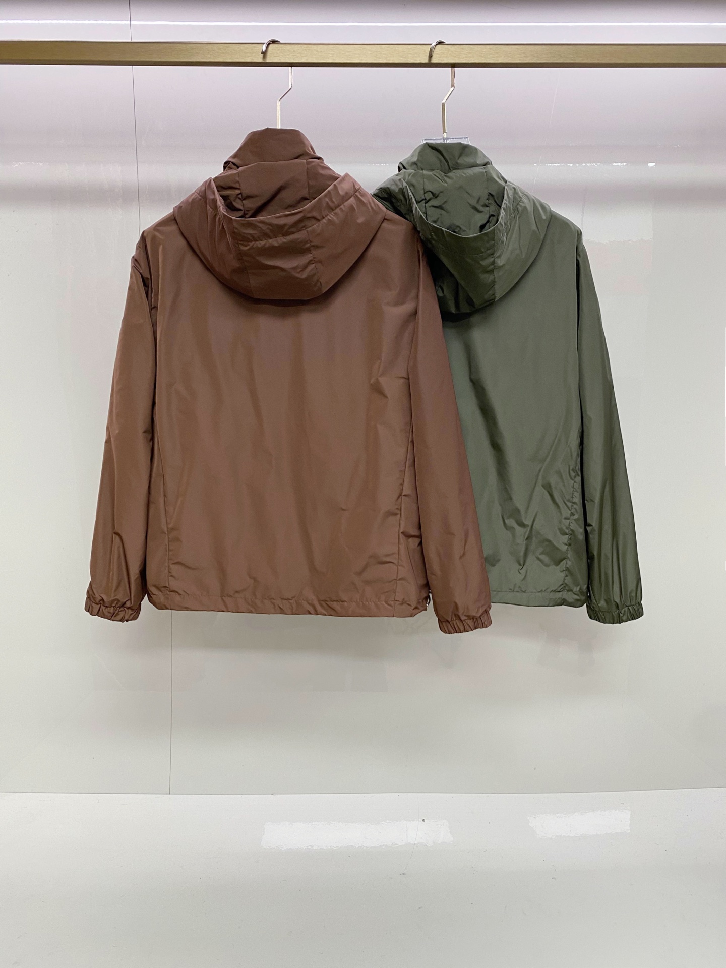 Prada 普拉达 2026ss春季新款连帽夹克外套全高端版本！高定专柜面料辅料，透气舒适度高，细节无可