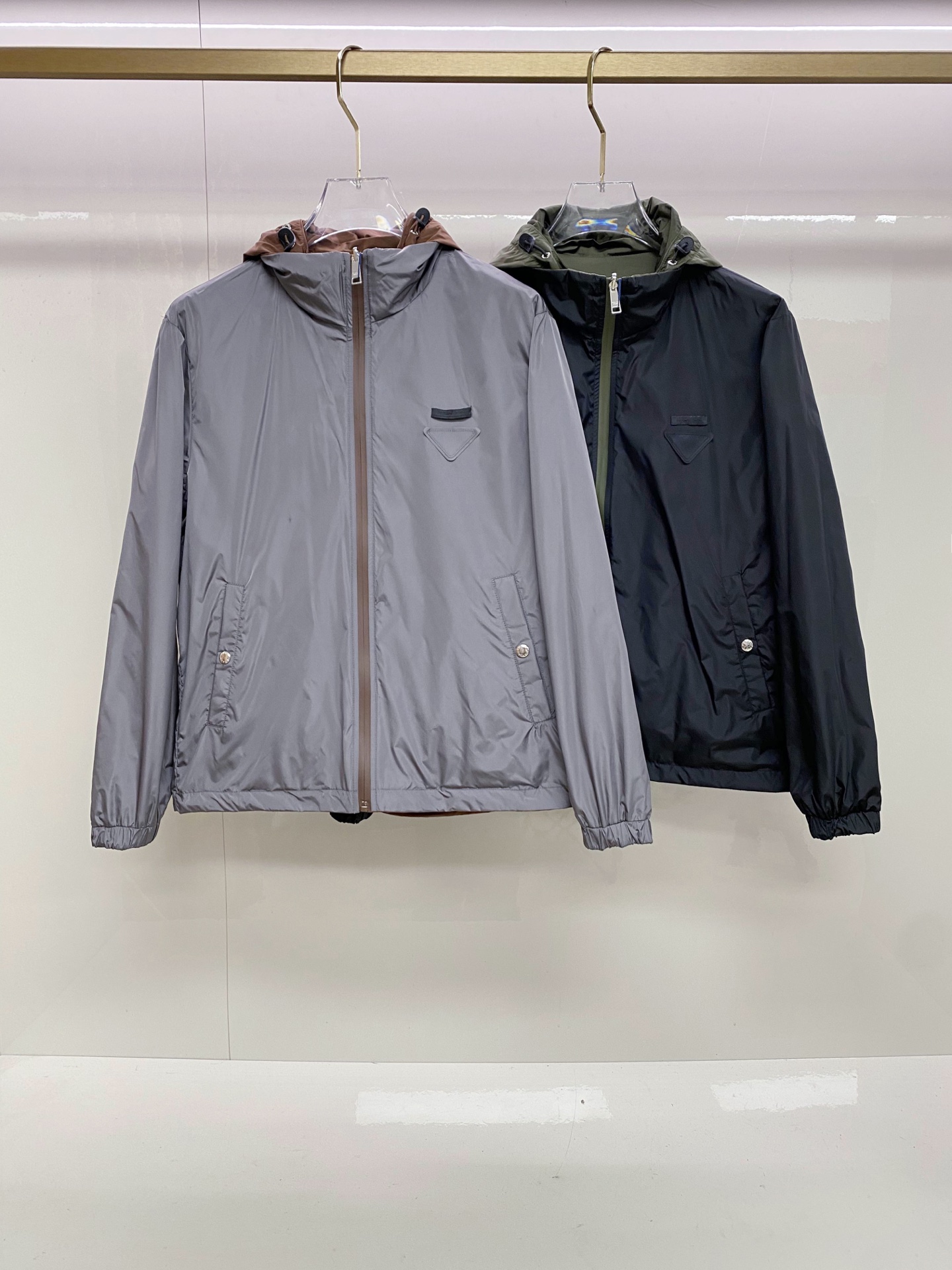 Prada 普拉达 2026ss春季新款连帽夹克外套全高端版本！高定专柜面料辅料，透气舒适度高，细节无可