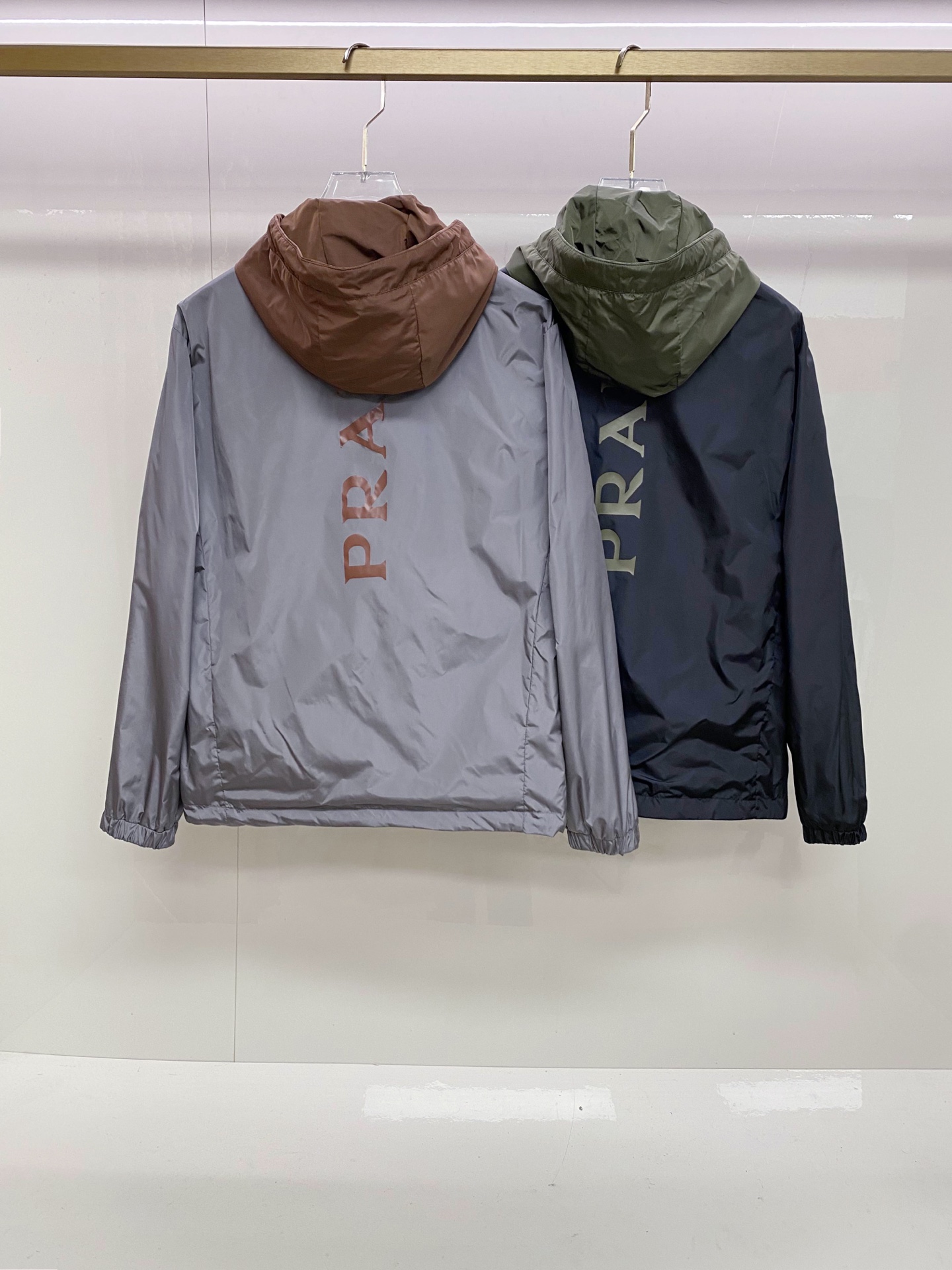 Prada 普拉达 2026ss春季新款连帽夹克外套全高端版本！高定专柜面料辅料，透气舒适度高，细节无可