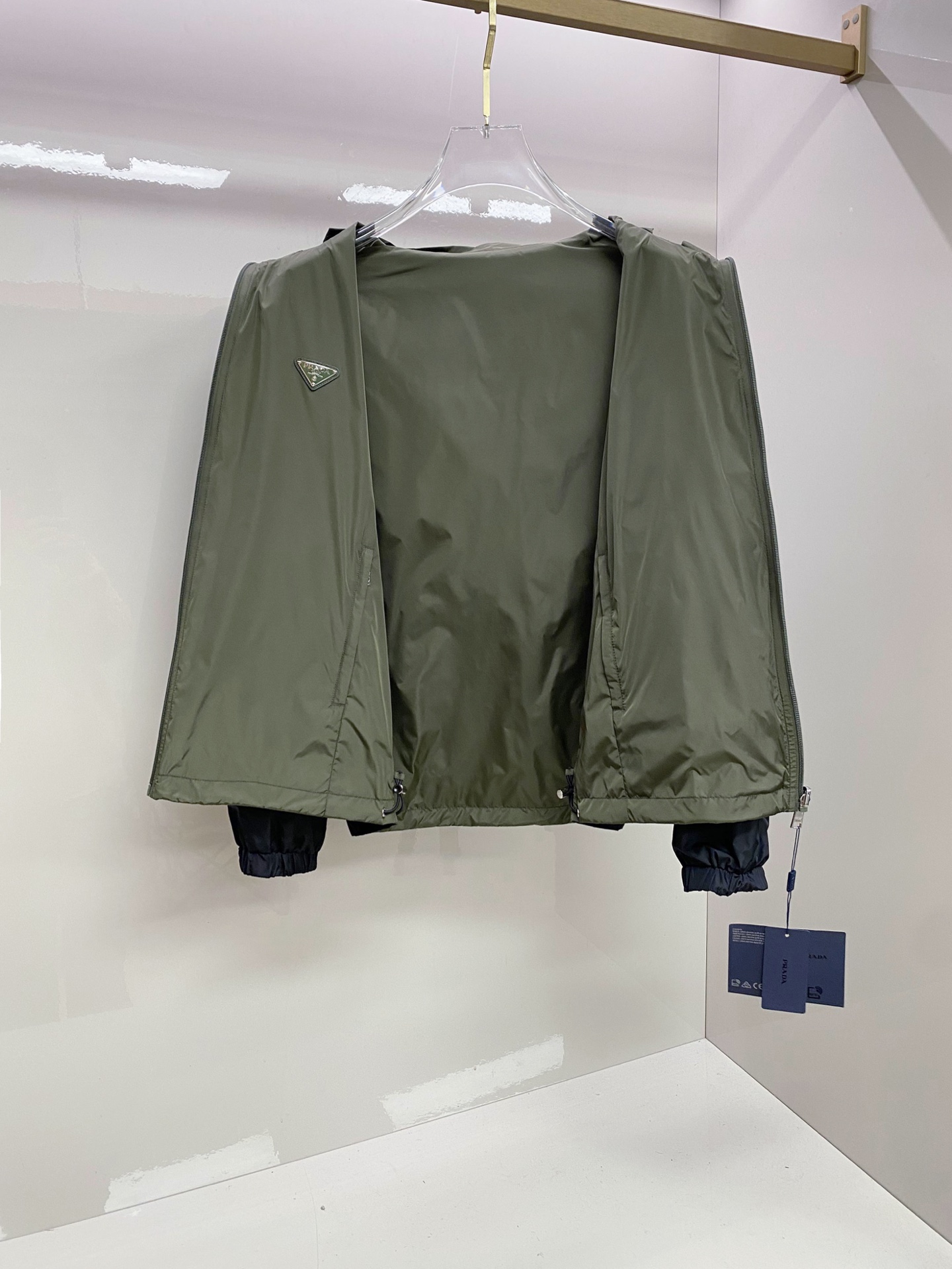 Prada 普拉达 2026ss春季新款连帽夹克外套全高端版本！高定专柜面料辅料，透气舒适度高，细节无可