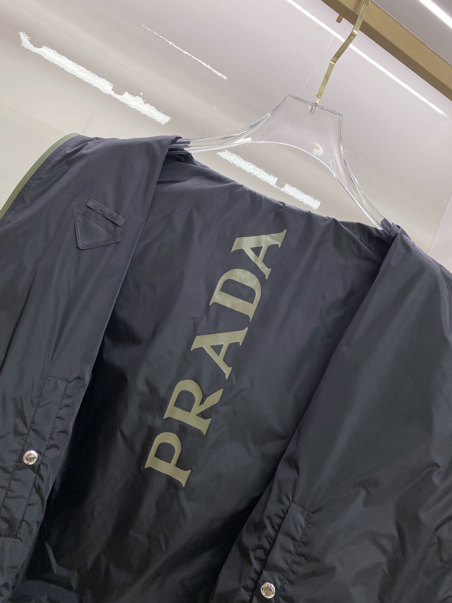 Prada 普拉达 2026ss春季新款连帽夹克外套全高端版本！高定专柜面料辅料，透气舒适度高，细节无可