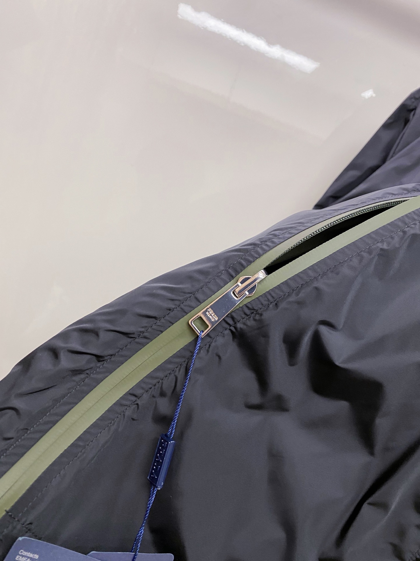 Prada 普拉达 2026ss春季新款连帽夹克外套全高端版本！高定专柜面料辅料，透气舒适度高，细节无可