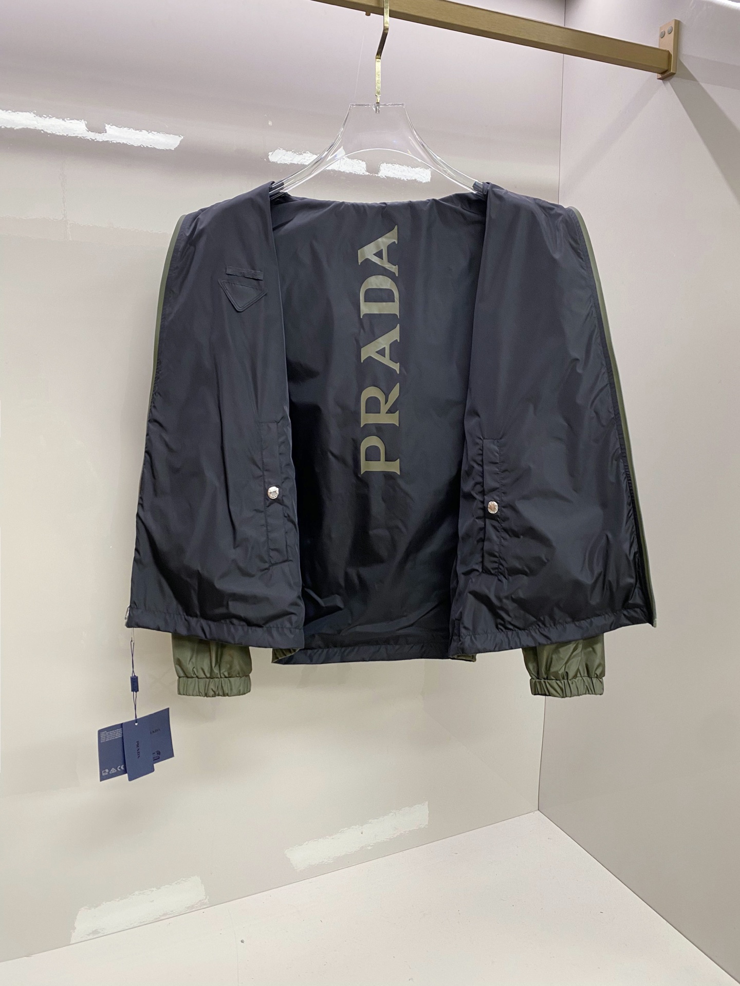 Prada 普拉达 2026ss春季新款连帽夹克外套全高端版本！高定专柜面料辅料，透气舒适度高，细节无可