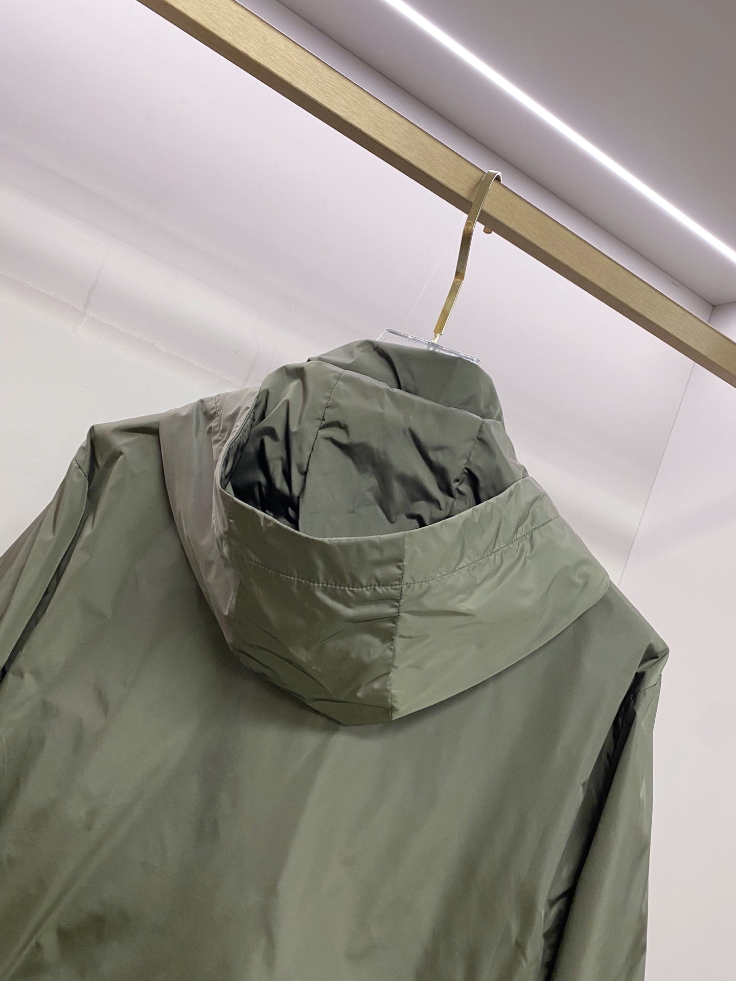 Prada 普拉达 2026ss春季新款连帽夹克外套全高端版本！高定专柜面料辅料，透气舒适度高，细节无可