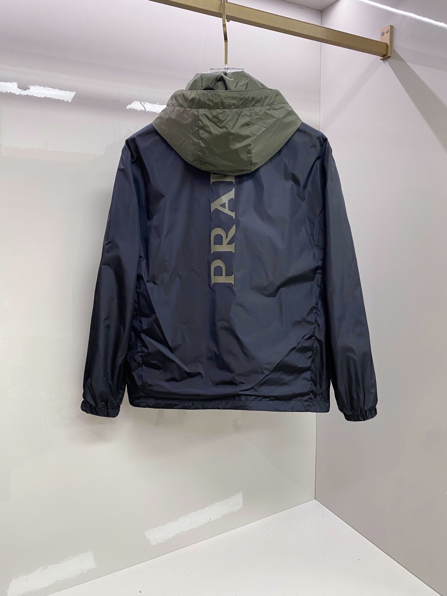 Prada 普拉达 2026ss春季新款连帽夹克外套全高端版本！高定专柜面料辅料，透气舒适度高，细节无可