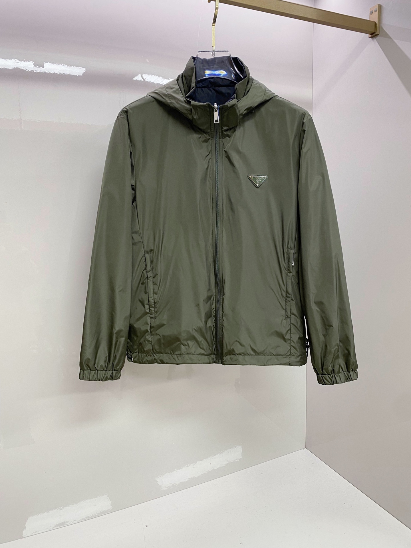 Prada 普拉达 2026ss春季新款连帽夹克外套全高端版本！高定专柜面料辅料，透气舒适度高，细节无可