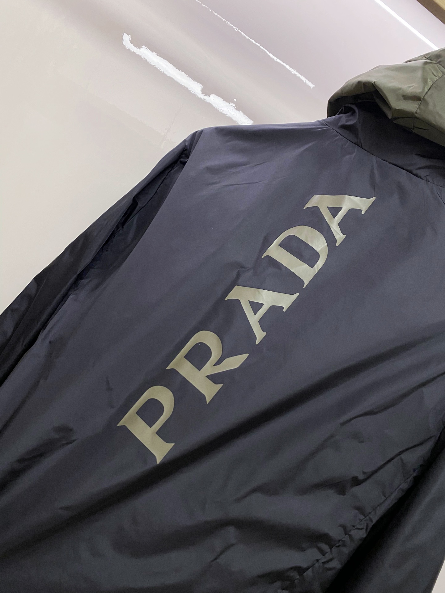 Prada 普拉达 2026ss春季新款连帽夹克外套全高端版本！高定专柜面料辅料，透气舒适度高，细节无可