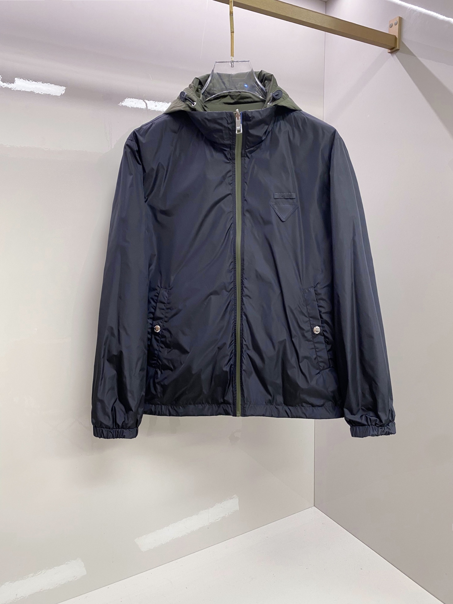 Prada 普拉达 2026ss春季新款连帽夹克外套全高端版本！高定专柜面料辅料，透气舒适度高，细节无可