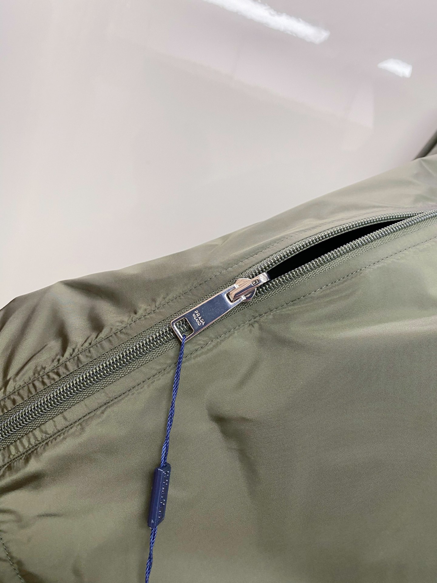 Prada 普拉达 2026ss春季新款连帽夹克外套全高端版本！高定专柜面料辅料，透气舒适度高，细节无可