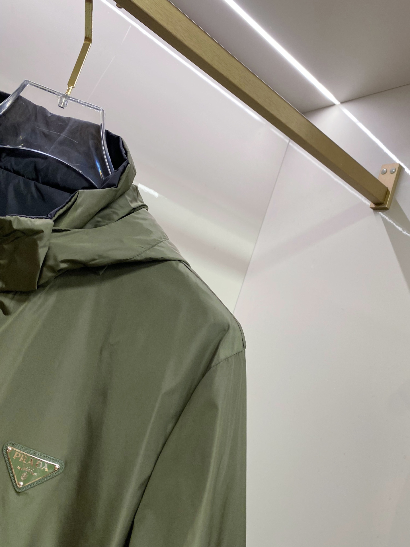 Prada 普拉达 2026ss春季新款连帽夹克外套全高端版本！高定专柜面料辅料，透气舒适度高，细节无可