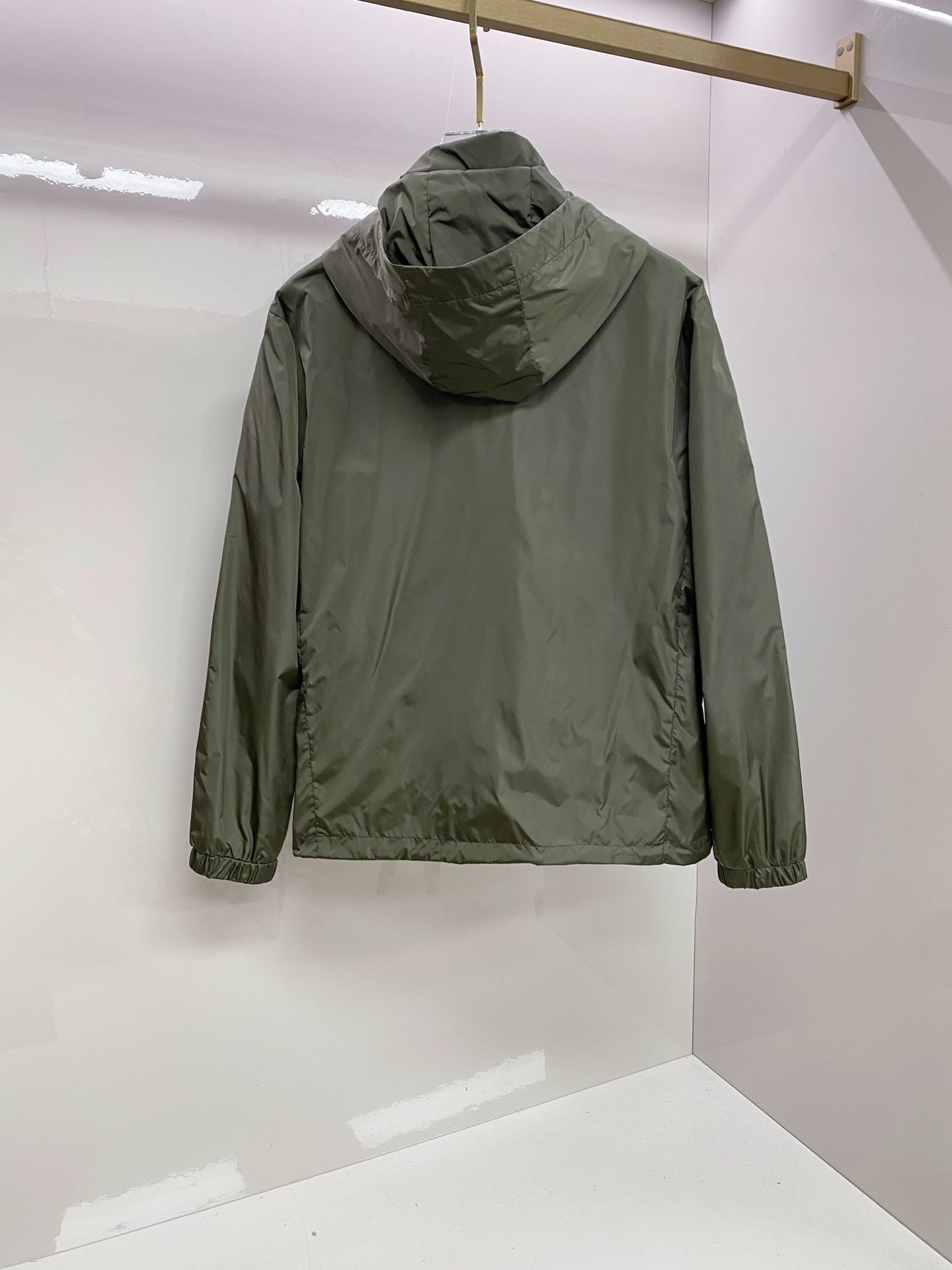 Prada 普拉达 2026ss春季新款连帽夹克外套全高端版本！高定专柜面料辅料，透气舒适度高，细节无可