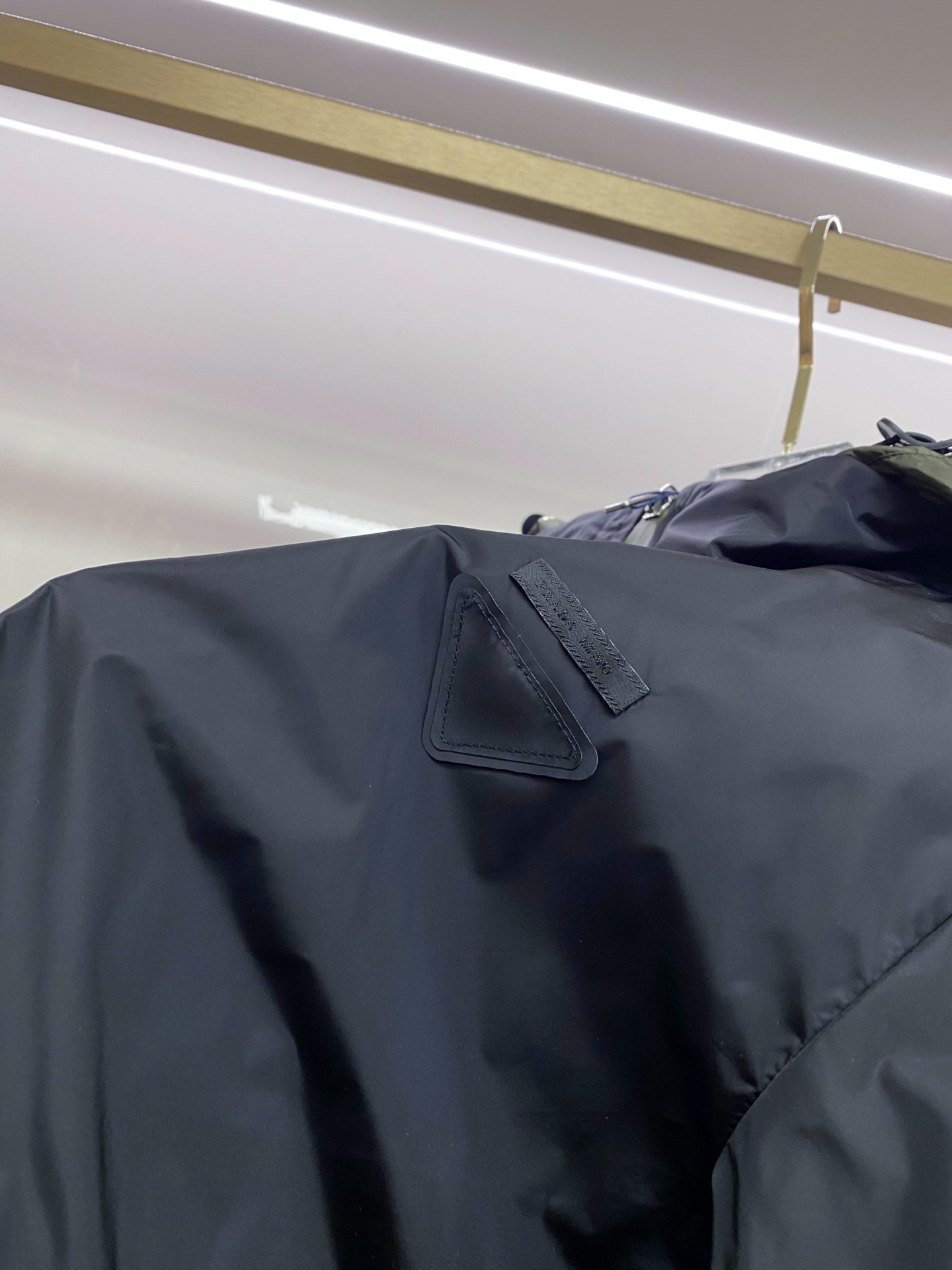 Prada 普拉达 2026ss春季新款连帽夹克外套全高端版本！高定专柜面料辅料，透气舒适度高，细节无可