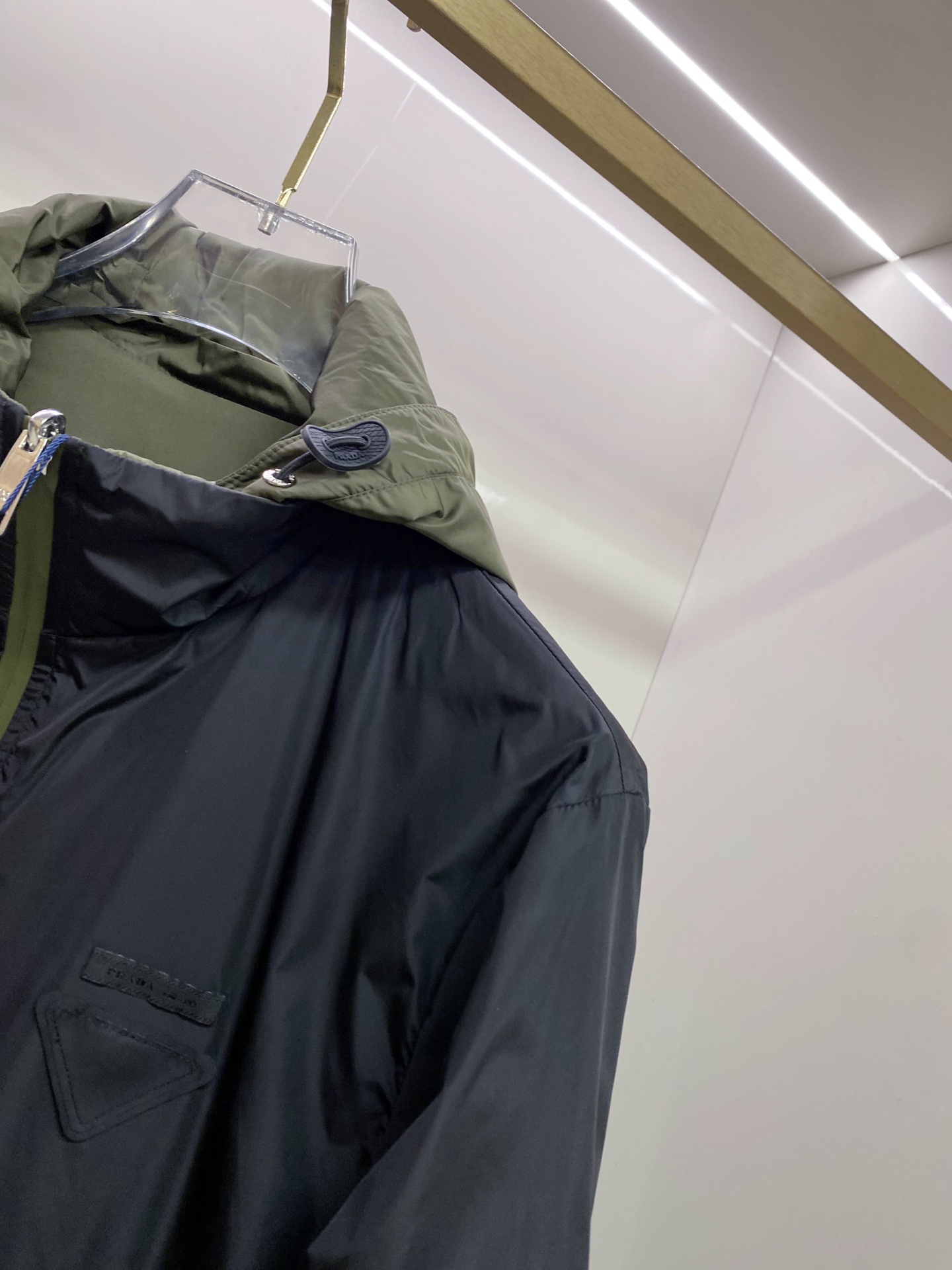 Prada 普拉达 2026ss春季新款连帽夹克外套全高端版本！高定专柜面料辅料，透气舒适度高，细节无可