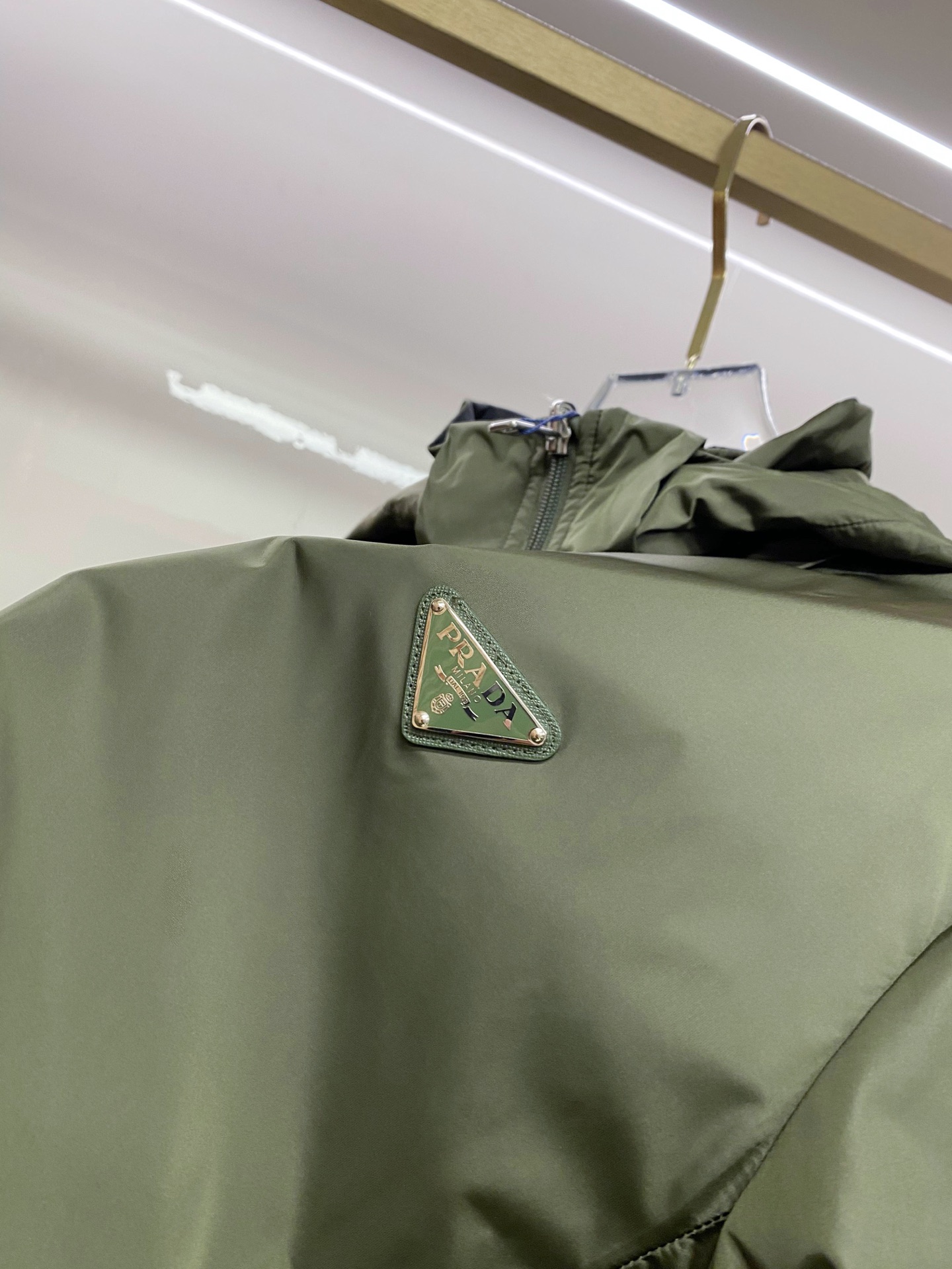 Prada 普拉达 2026ss春季新款连帽夹克外套全高端版本！高定专柜面料辅料，透气舒适度高，细节无可