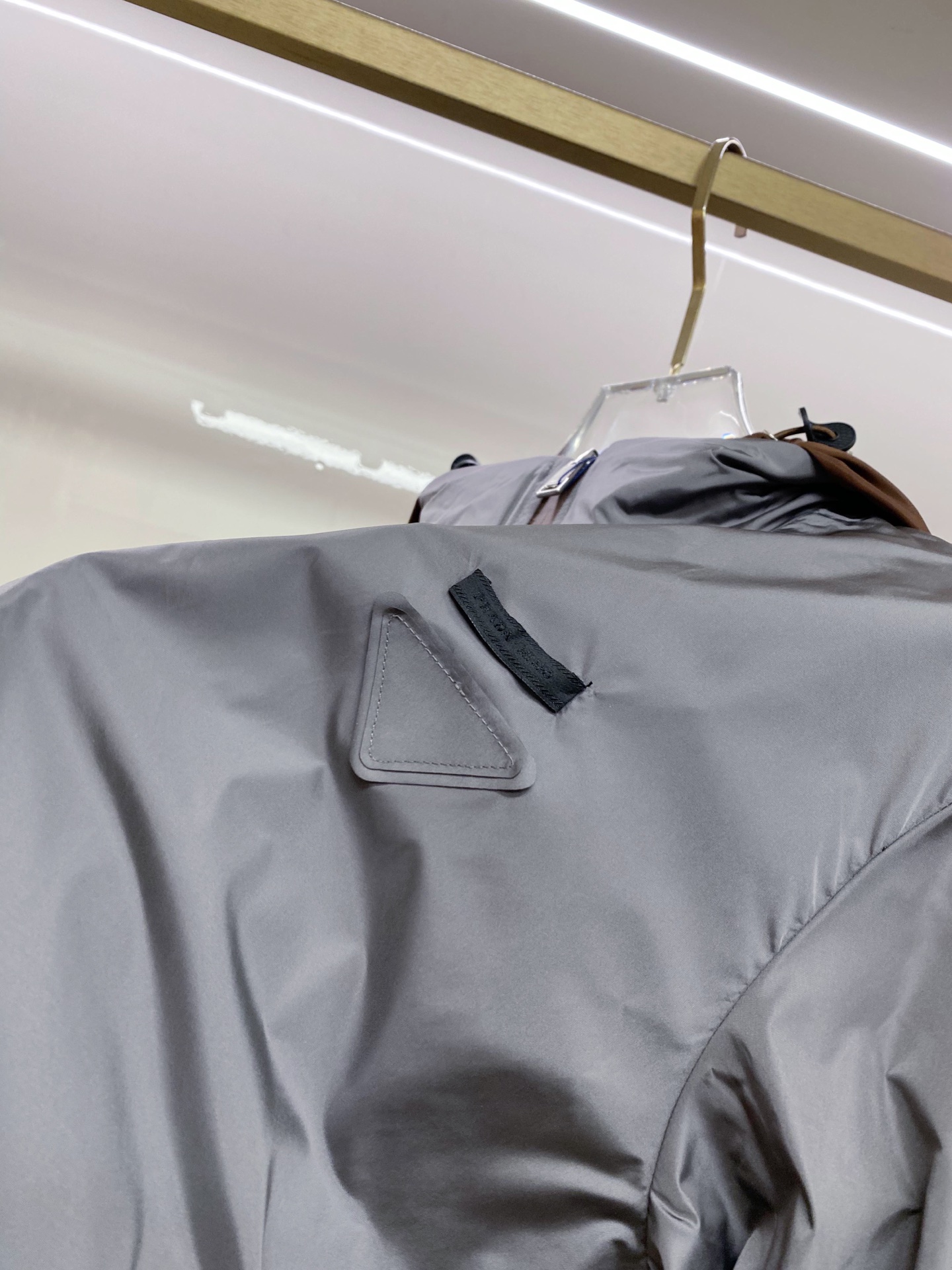 Prada 普拉达 2026ss春季新款连帽夹克外套全高端版本！高定专柜面料辅料，透气舒适度高，细节无可