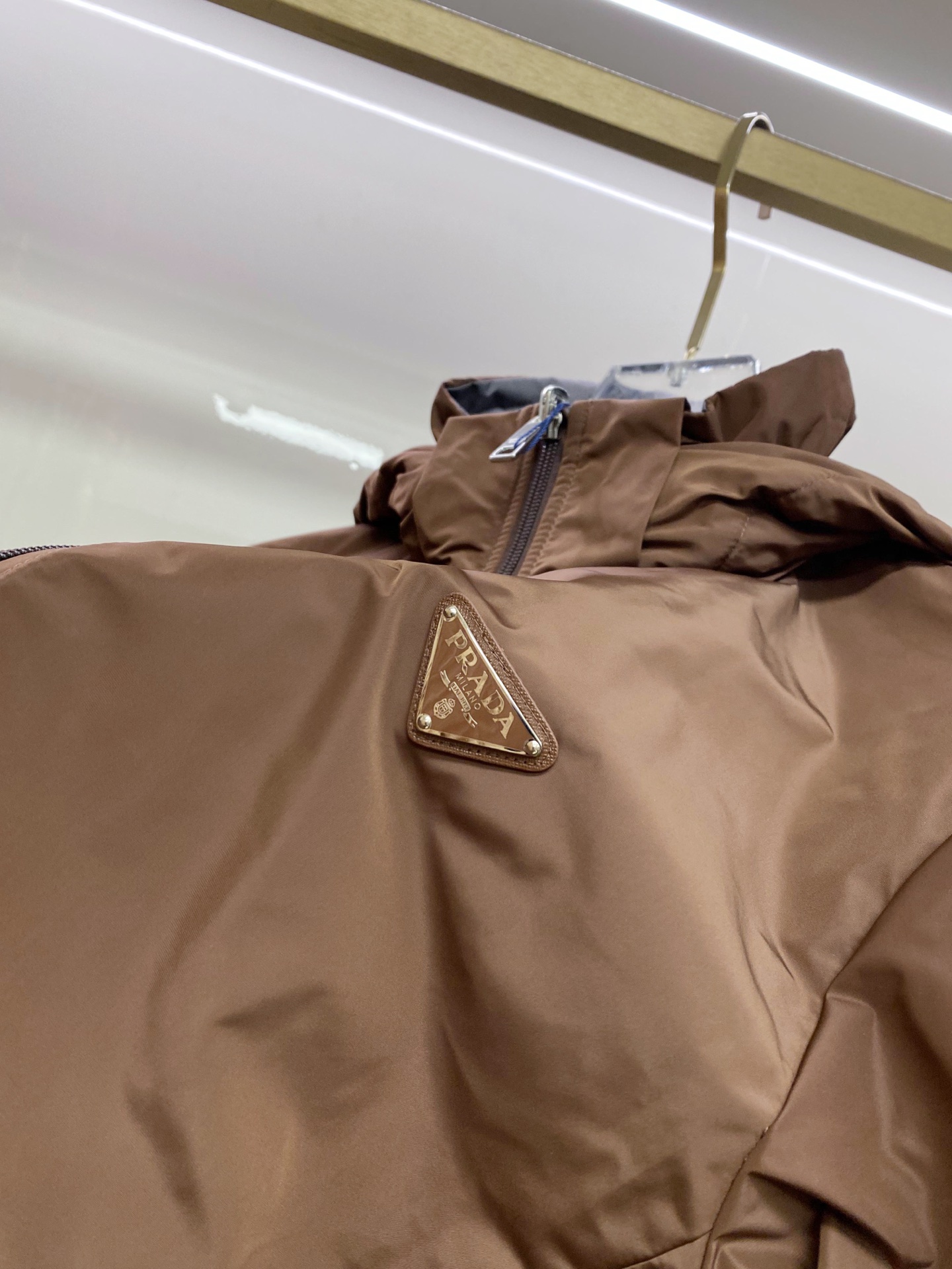 Prada 普拉达 2026ss春季新款连帽夹克外套全高端版本！高定专柜面料辅料，透气舒适度高，细节无可