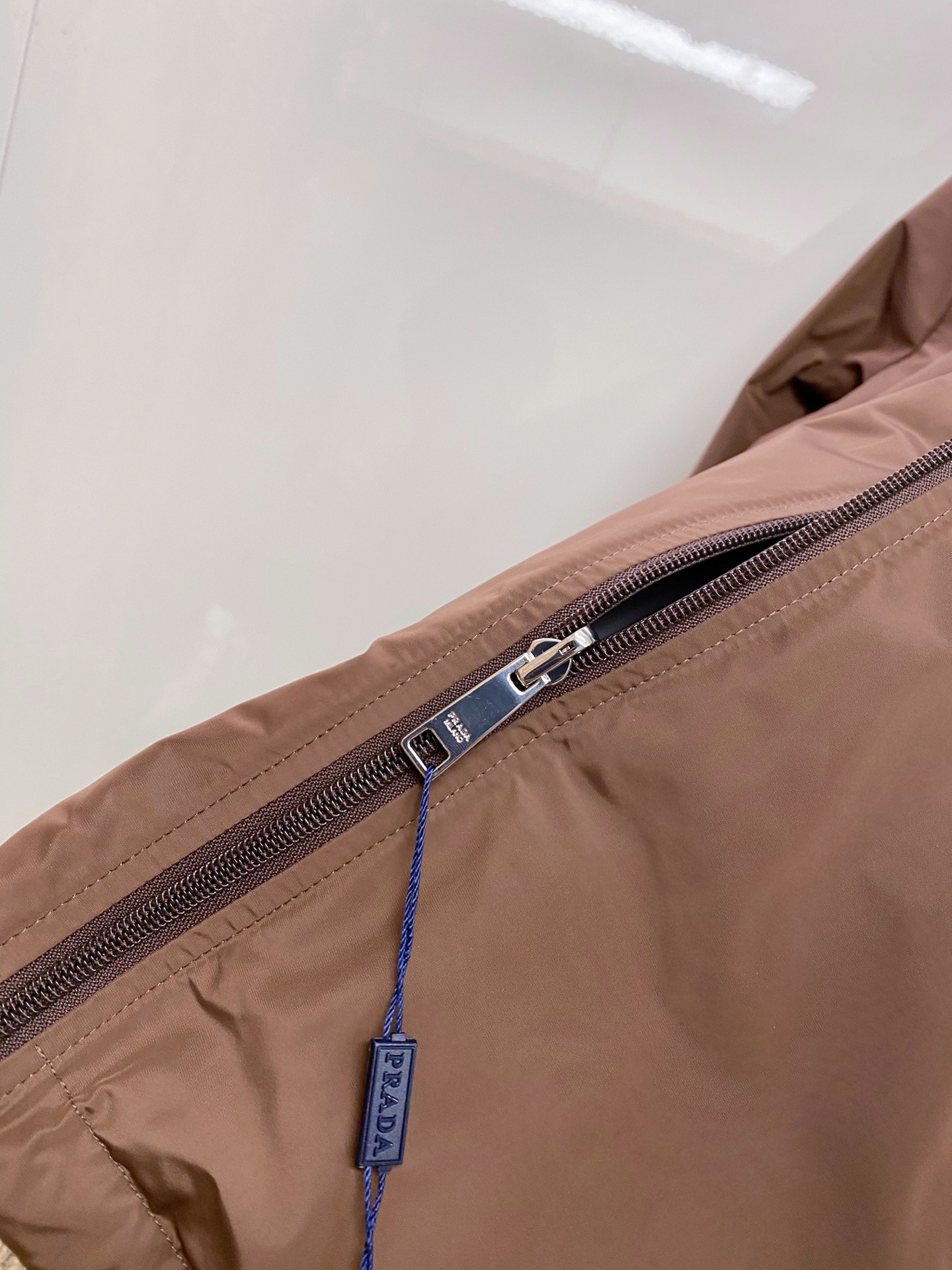 Prada 普拉达 2026ss春季新款连帽夹克外套全高端版本！高定专柜面料辅料，透气舒适度高，细节无可