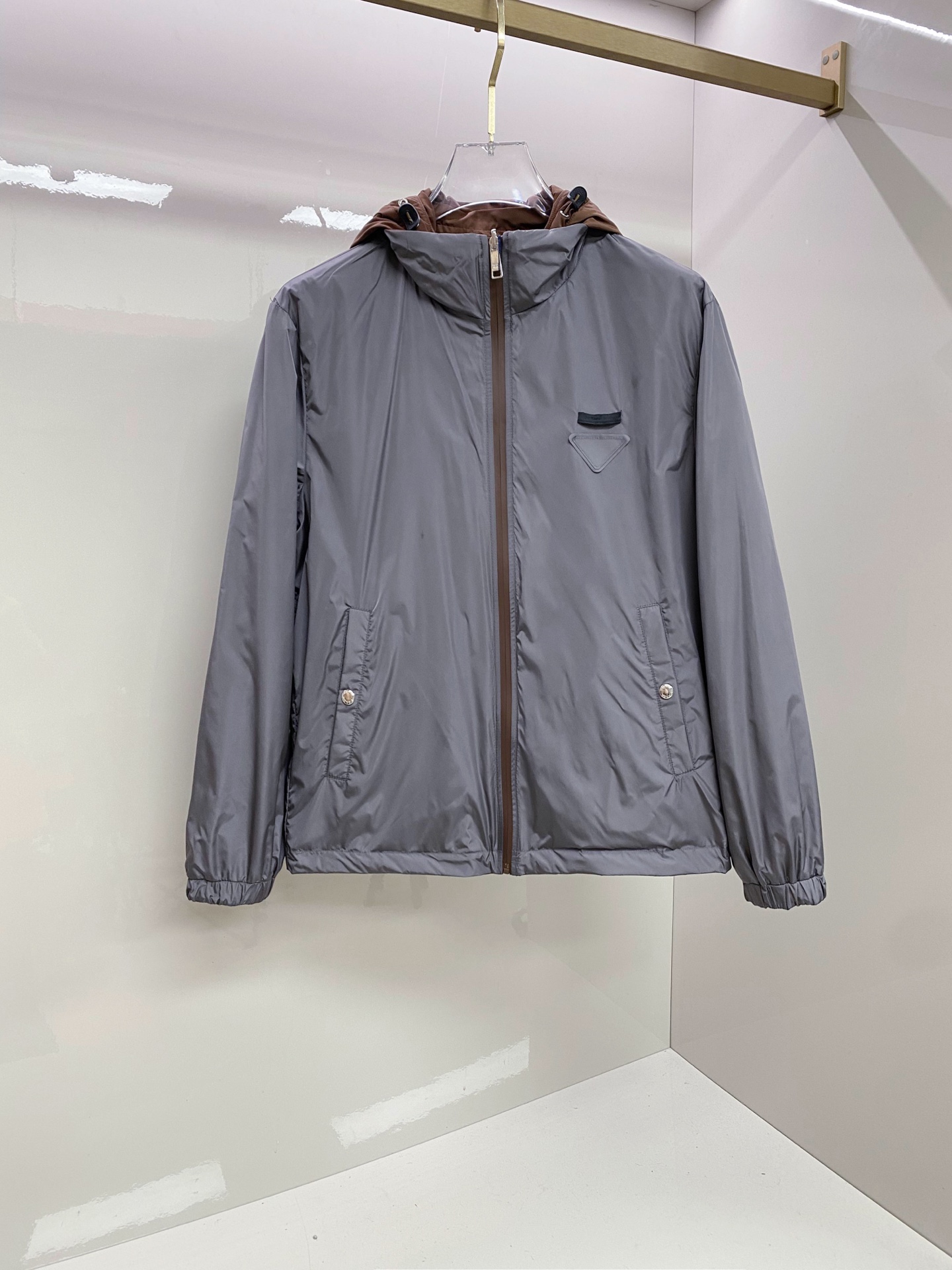 Prada 普拉达 2026ss春季新款连帽夹克外套全高端版本！高定专柜面料辅料，透气舒适度高，细节无可