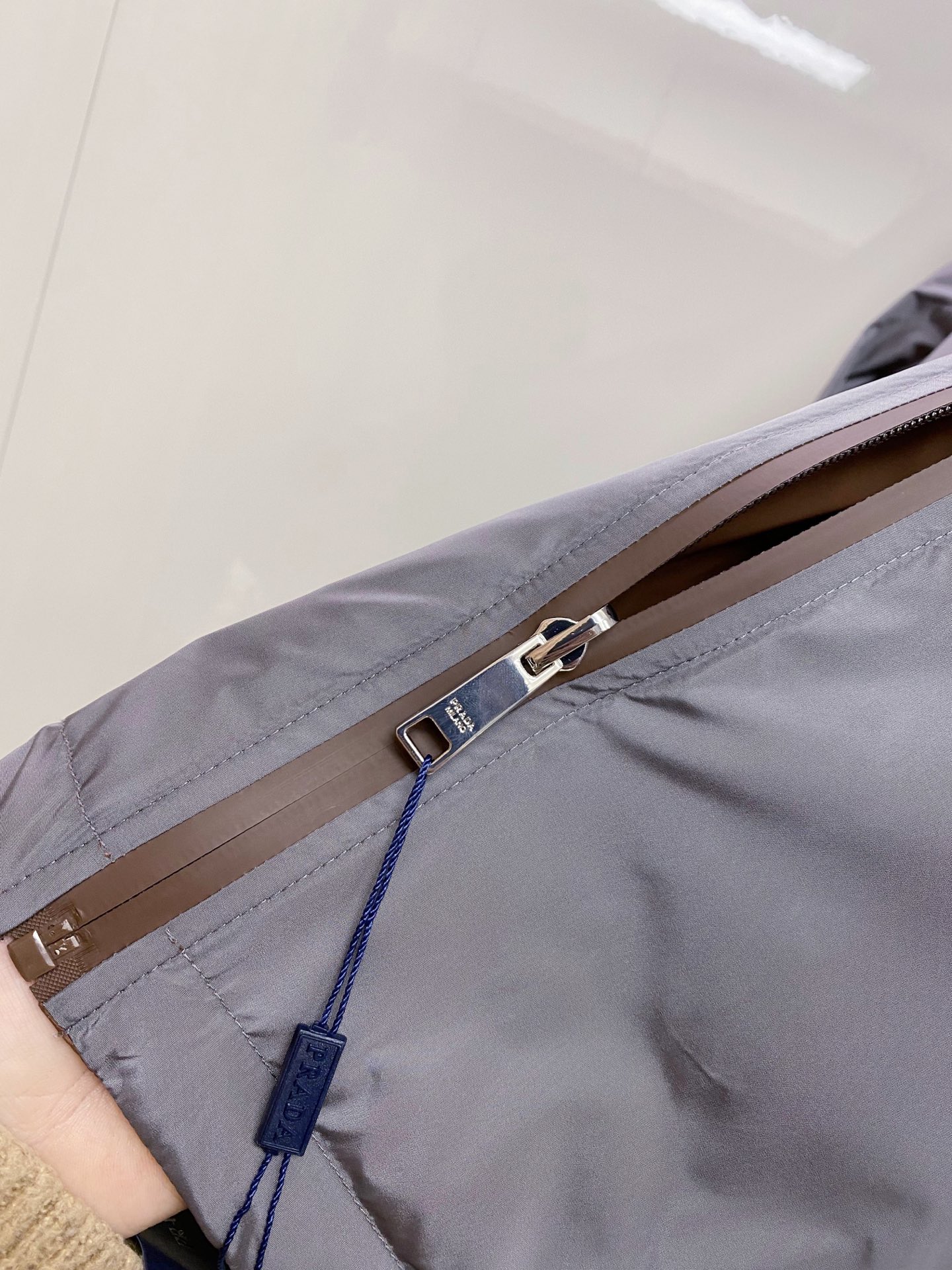 Prada 普拉达 2026ss春季新款连帽夹克外套全高端版本！高定专柜面料辅料，透气舒适度高，细节无可