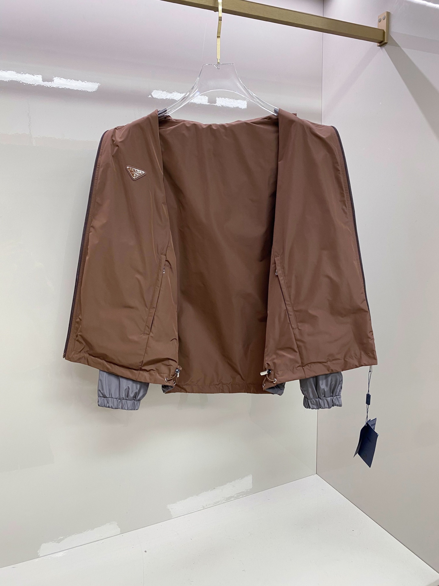 Prada 普拉达 2026ss春季新款连帽夹克外套全高端版本！高定专柜面料辅料，透气舒适度高，细节无可