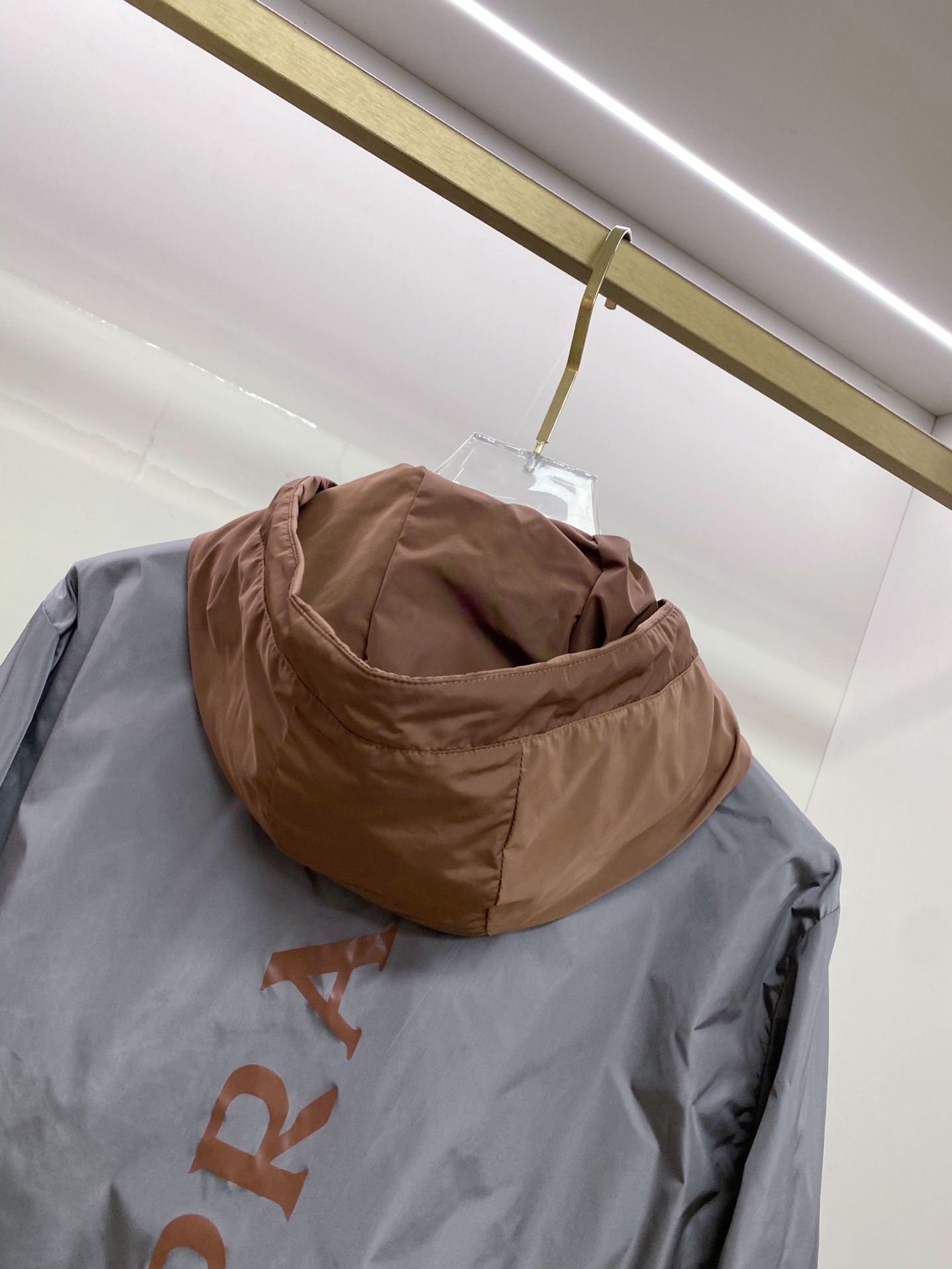 Prada 普拉达 2026ss春季新款连帽夹克外套全高端版本！高定专柜面料辅料，透气舒适度高，细节无可