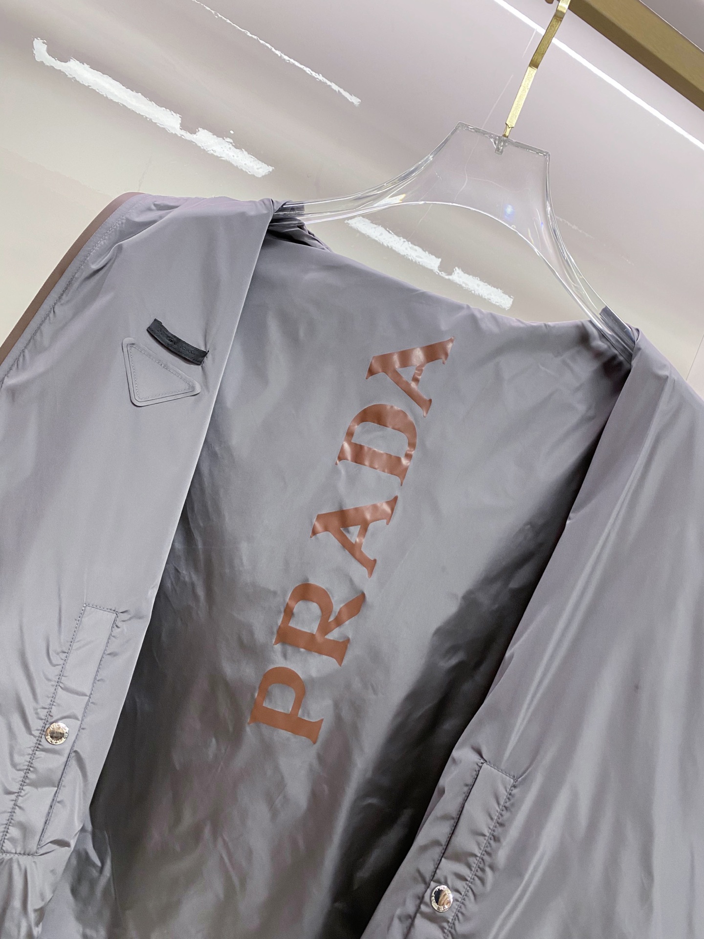 Prada 普拉达 2026ss春季新款连帽夹克外套全高端版本！高定专柜面料辅料，透气舒适度高，细节无可