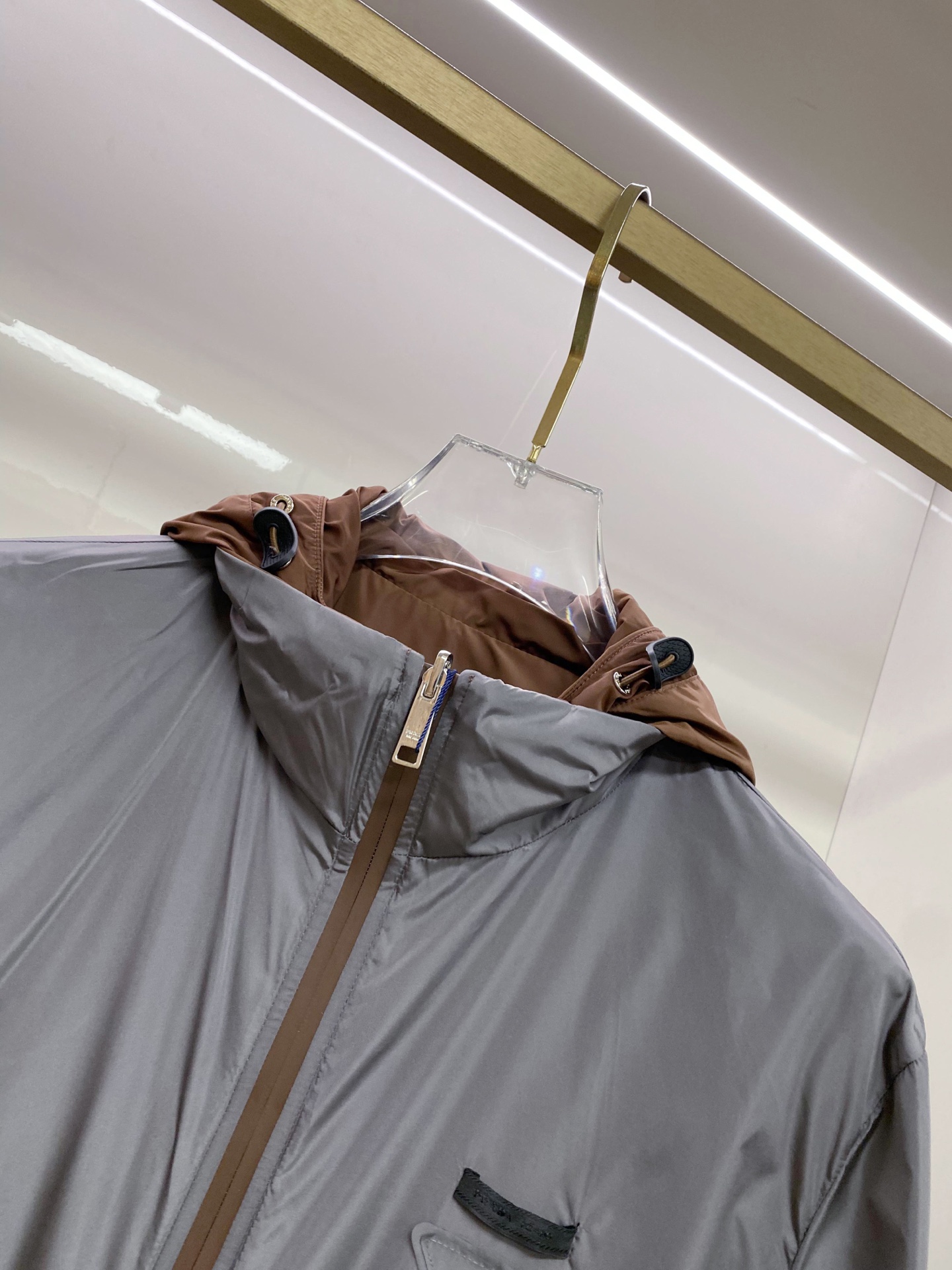 Prada 普拉达 2026ss春季新款连帽夹克外套全高端版本！高定专柜面料辅料，透气舒适度高，细节无可