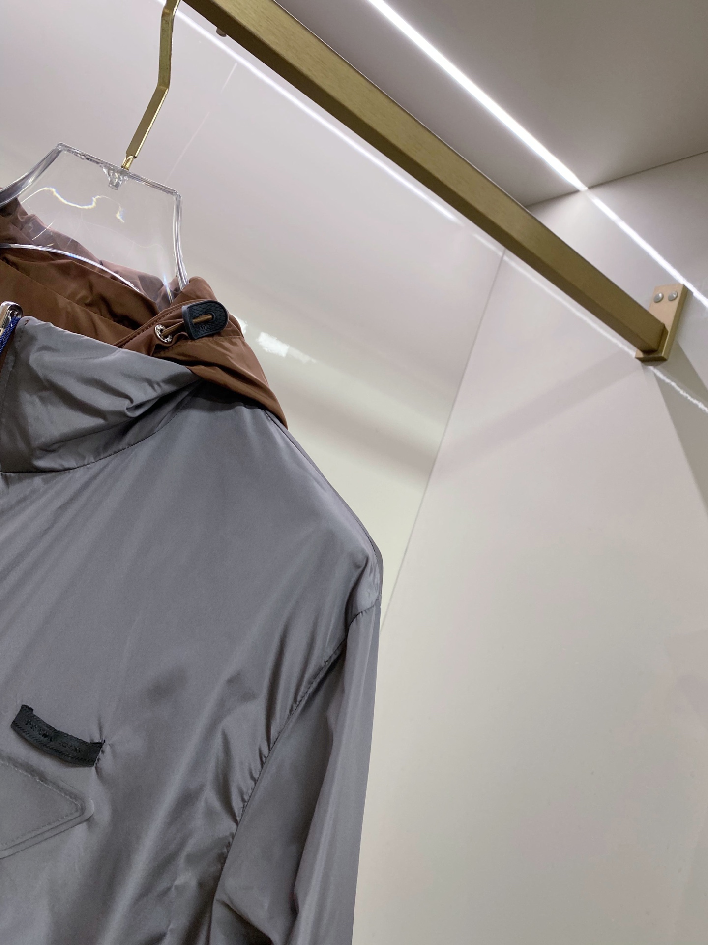 Prada 普拉达 2026ss春季新款连帽夹克外套全高端版本！高定专柜面料辅料，透气舒适度高，细节无可