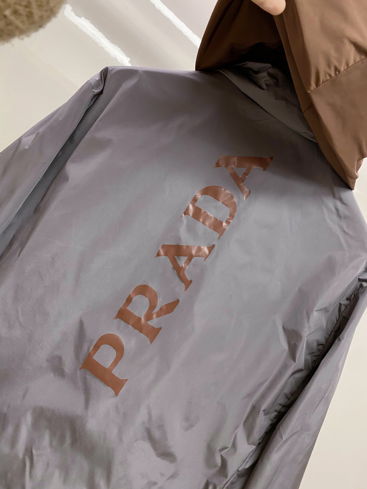 Prada 普拉达 2026ss春季新款连帽夹克外套全高端版本！高定专柜面料辅料，透气舒适度高，细节无可