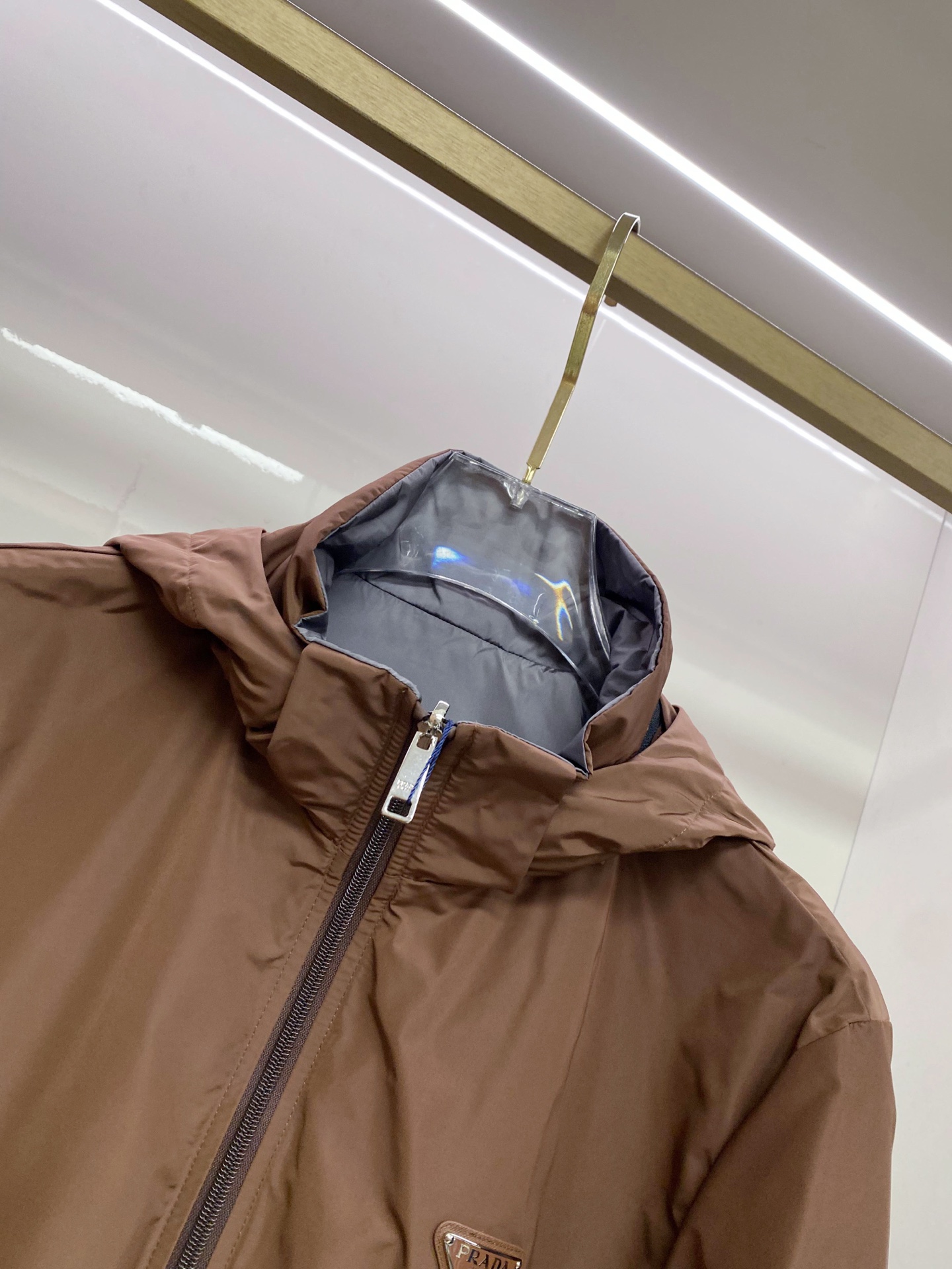 Prada 普拉达 2026ss春季新款连帽夹克外套全高端版本！高定专柜面料辅料，透气舒适度高，细节无可